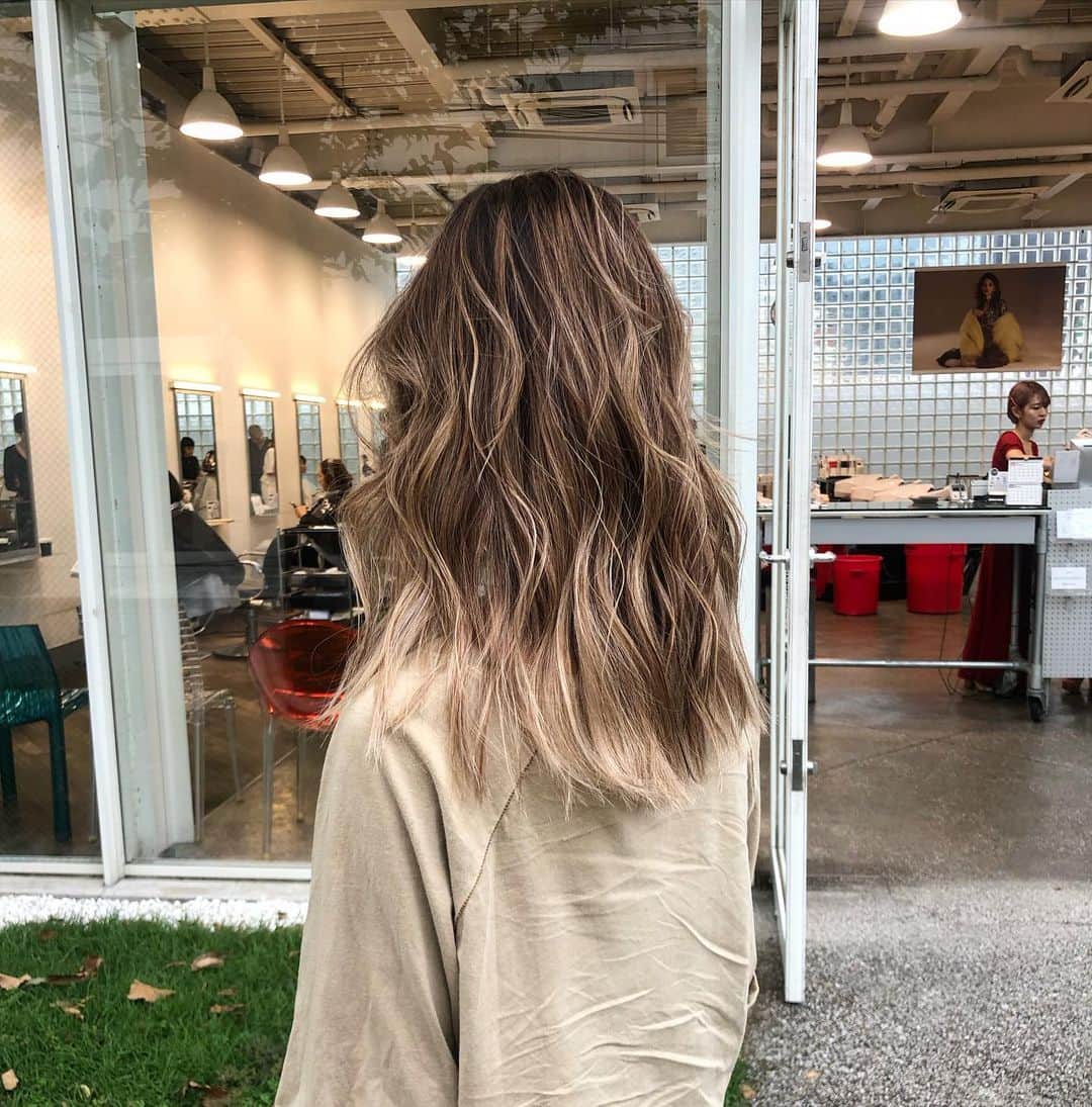 神能裕貴のインスタグラム：「【超リアル海外ヘアー/ バレイヤージュ 】 冬に向けては写真のような暖色のアッシュカラーがオススメです！！ #SHIMA#ハイライト#バレイライト#バレイヤージュ#海外ヘアー#リアル海外ヘアー」