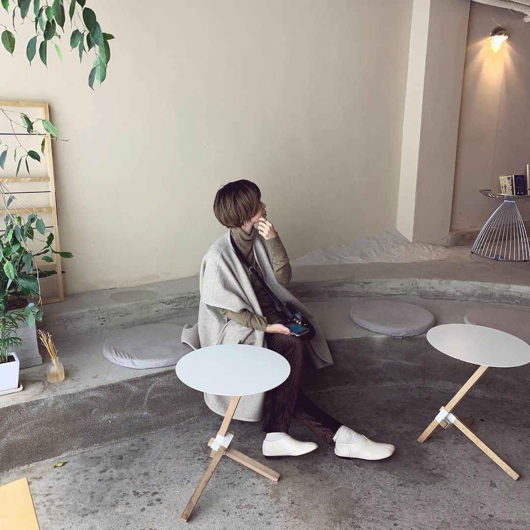CONFIDENCE akinaのインスタグラム：「・ 2019.10.18 in korea🇰🇷 16日から 買付出張♡ 16,17日朝から晩までフル稼働で市場周りして 今日は買付品を撮影する為に お昼は3軒もオシャレcafe巡りした🤣♡ カフェで撮影する迷惑なお客は私達です← あー♡本当可愛かった♡ 可愛すぎてcafe写真小出しします🥺♡ 今日はちょいゆっくりしたら また夜市場行ってくる! お留守番で事務所で頑張ってくれた かよ♡はるちゃん♡よしみさん♡ 今週もお疲れ様でした♡ ありがとう🥺♡♡♡ ・ ・ ・ #selectshop_cft #cft_code  #プチプラファッション #プチプラ #ユニクロ #ユニジョ #カジュアル #カジュアルコーデ #ファッション #コーディネート #コーデ #ザラ #ザラジョ #今日のコーデ #今日の服 #お洒落さんと繋がりたい#おしゃれさんと繋がりたい#低身長コーデ #置き画くら部 #韓国ファッション #韓国カフェ #シンプルコーデ #大人コーデ #ショートヘア #ショートカット #ベージュコーデ #ワントーンコーデ #秋服コーデ #ワントーン」