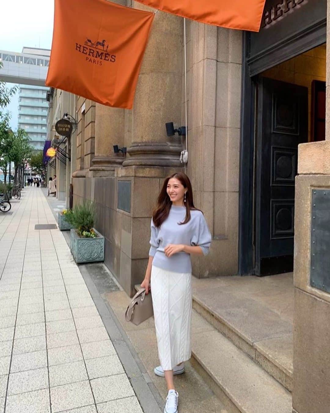 湯浅喬子のインスタグラム：「今年はニット×ニットの コーデが増えそう💙🧡 #coordinate#blue#white #fifth#fifthtl#ソフトタッチドルマンニット」