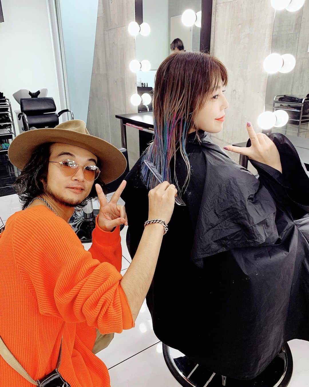 住谷杏奈さんのインスタグラム写真 - (住谷杏奈Instagram)「･ newヘアカラー💁 久々のユニコーン🦄💎✨ ･ 中間から下を水色ベースのユニコーンに☺️ やっぱり落ち着く😏 ･ おろしたら派手だけど、 髪の毛結んだら前から見たら普通の人だよー🙋‍♀️💕w ･ @miyachinoriyoshi ありがとうございましたー👱‍♀️ ･ ･ 最近ハイブリーチ毛に効果的な 新しいサロントリートメントをやっていて、 髪の毛ツルツル。 もちろん来月オープンの 私のトリートメントサロンでもメニュー化するよ☺️ ･ ･ ･  #社会への反発ヘア#shachu#haircolor#hairsalon#color #shibuya#newhaircolor#美容院#blondehair  #ハイトーン#ハイトーンカラー#デザインカラー #hairstyle#selfie#me#wavehair#ブリーチ #colortreatment#ユニコーン#ユニコーンカラー」10月18日 20時52分 - annasumitani