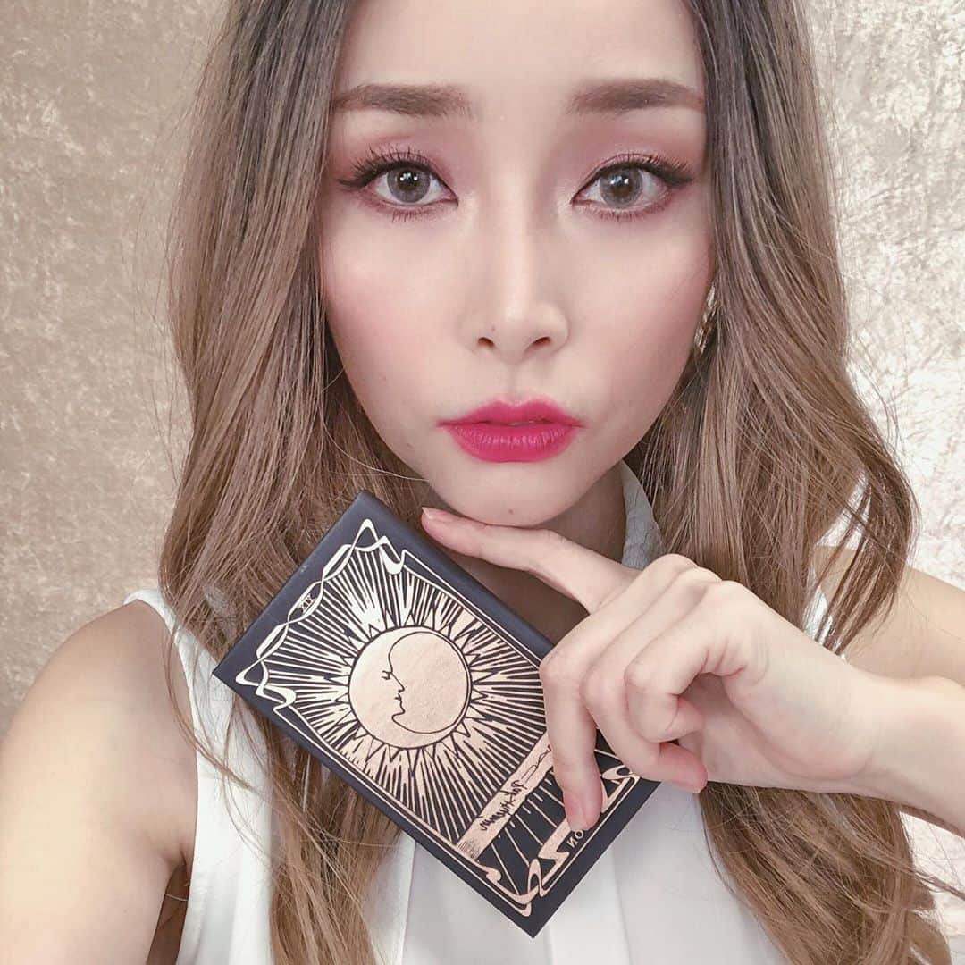 佐々木あさひのインスタグラム：「🌞MAC × Pony Park⭐️ 韓国YouTuberのPONYちゃん @ponysmakeup とMACのコラボアイテムを使って、PONYちゃん風の韓国メイクをしてみました😚✨ 限定商品が売り切れ続出しているようで、まだお店にあれば是非触って貰いたいな。タロットカードをイメージしたパッケージも可愛い🥺❤️ プロフィールのURLから動画もチェックしてね🕊 #macponypark @maccosmeticsjapan #韓国メイク」