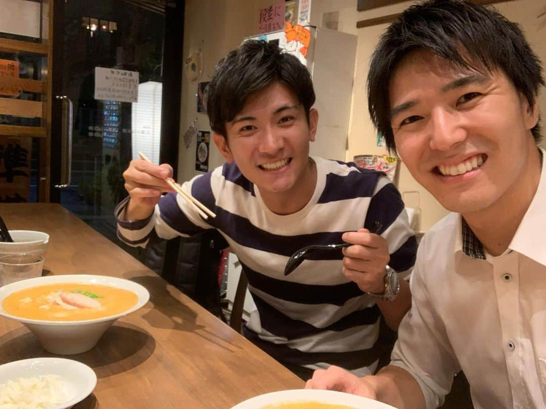 濱田隼さんのインスタグラム写真 - (濱田隼Instagram)「仕事終わりで #麺屋はやぶさ へ。 オマール海老湯のラーメンは、絶品。 海老の風味が濃く、ふわっふわの口当たりが心地よいです。 . 伊豆蔵アナと #全日本大学駅伝 に向けてのトークで熱くなりました。 あと約2週間です！！ . #ラーメン #オマール海老 #メーテレ #アナウンサー #伊豆蔵将太 #濱田隼」10月18日 20時48分 - shun_hamada_nbn