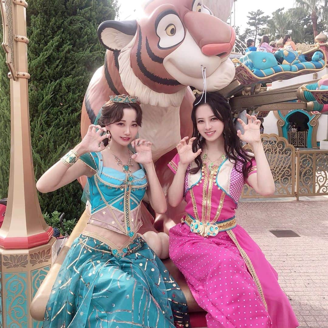 さきぼんさんのインスタグラム写真 - (さきぼんInstagram)「そのちゃんとWジャスミン💓💙 . . #Halloween#DisneyHalloween#Disney#disneyland #Disneyvillains#villains#Dハロ#Dハロ仮装#ディズニーハロウィーン#ディズニーハロウィーン2019#ハロウィン#ハロウィン仮装  #灯mawaliキャンペーン #ディズニーハロウィン #アラジン #ジャスミン #ジーニー #アラジンネイル  #Aladdin  #アラジン実写 #シークレットハニー #シーハニ #secrethoney #さきぼんアラジン🧞‍♂️ #さきぼんディズニー #さきぼんハロウィン🎃」10月18日 20時59分 - sakibon69