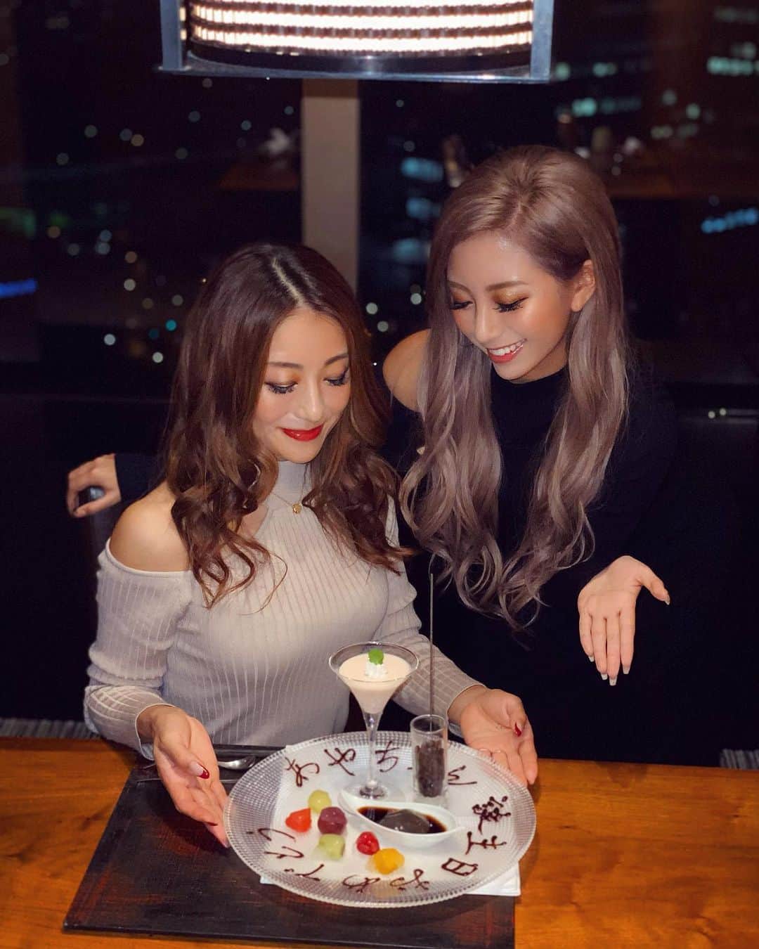 華さんのインスタグラム写真 - (華Instagram)「産んでくれて397の会🎂 . . . 弟と、母の遅め誕生日会をしたよ🥰 . 日頃の感謝を込めて珍しく弟からも 手紙のプレゼント💌サプライズ可愛かった🎁 . 私が東京に来ても応援してくれてる家族は これからも一生大切にしていきたいな💫 . . . #親子rady @radychan_no_insta #ペアルックw」10月18日 21時00分 - _hana.87_