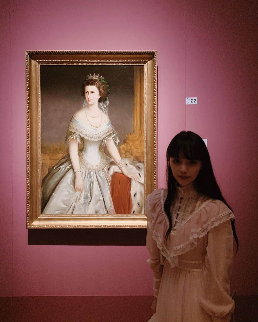 酒元麻衣（まいへー）のインスタグラム：「明日から開催される"ハプスブルク展"のプレス内覧会にご招待して頂きました⚜️大好きなマリーアントワネットとシシィを見ることが出来て本当に幸せな時間でした😢🌹 . . なんと、物販には @candy_meow615 のmiekoさんの作品が、、✨是非チェックしてみてください♡ . . ハプスブルク展 期間 2019.10.19-2020.1.26 場所 国立西洋美術館 . . ※特別な許可を頂いて写真撮影をさせて頂いてます📷 . #ハプスブルク展 #マリーアントワネット#シシィ#marieantoinette#ハプスブルク家」