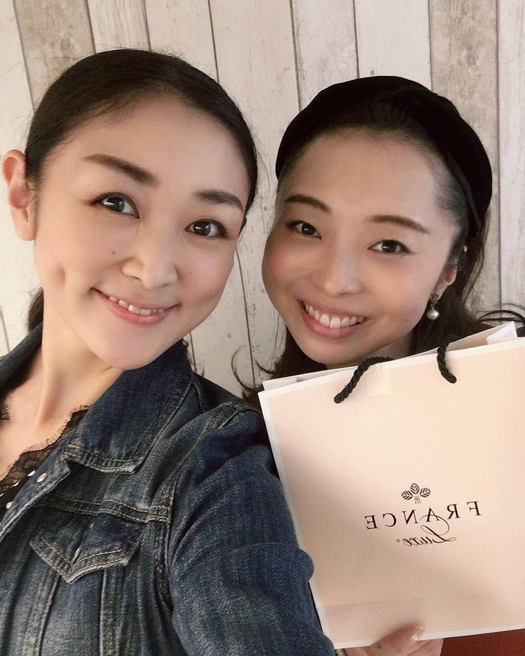 美夢ひまりさんのインスタグラム写真 - (美夢ひまりInstagram)「今日は1人時間がもらえたので…✨ ・ ゆりとお買い物に…😍 来月まりいがお誕生日なので、いつのもメンバーからのプレゼント🎁を選びに。可愛い物が買えました❤️ ゆりとランチも出来て、久しぶりに息抜き出来ました😌✨ 色々話せて楽しかった〜❤️ 早くまた4人で集合したい…😘 ・ #ママ1人時間#息抜き#誕生日プレゼント選び#楽しい時間#いつものメンバー#いつメン#大好きな人たち#同期#87期#早く集合したい#双子ママ#3児ママ#双子育児#3人育児」10月18日 21時08分 - himari_miyume