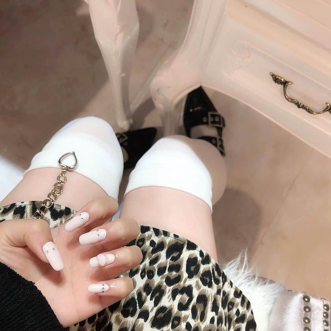 胡桃兎愛のインスタグラム：「❤︎new nail❤︎ ~rip and stone~ #kuruminonail」
