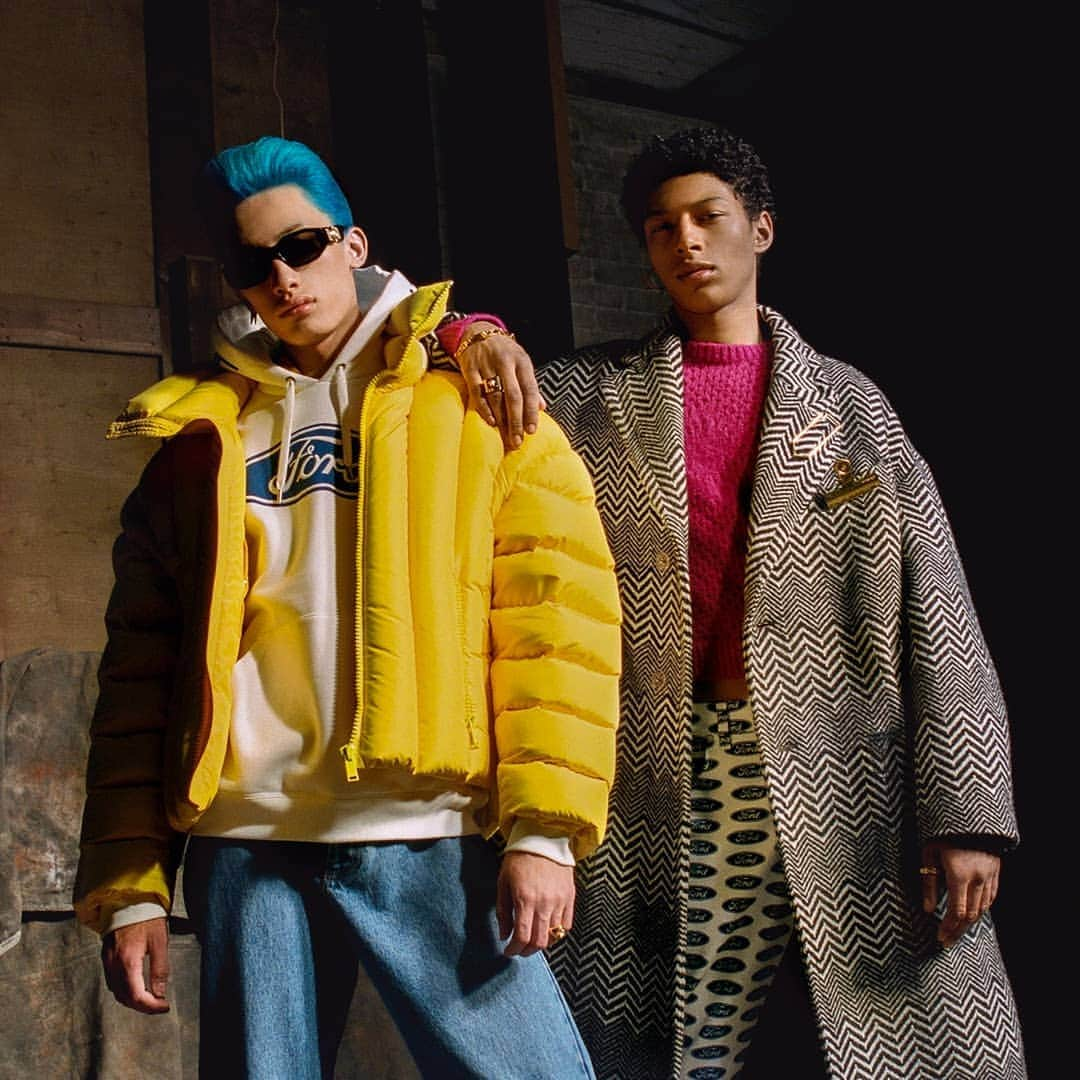 ジャンニヴェルサーチさんのインスタグラム写真 - (ジャンニヴェルサーチInstagram)「Oversized outerwear is presented in bright colors, crafted from the warmest materials and enriched with heritage hardware. Discover the #VersaceFW19 new arrivals for men at the link in bio.」10月18日 21時04分 - versace