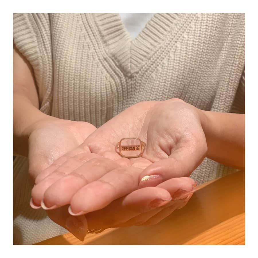 Sayakaのインスタグラム：「* 女性に自信を与えるメッセージが入った CHARLES & KEITHの“She Can Be”ジュエリーコレクション💎 . 今日、世界中の何百万人もの子どもたちが教育を受けられていません。事実、2,500万人の子供が学校に入学していません。 しかも、その3分の2は女の子だそう。 すべての女の子たちに明るく楽しい未来がありますように🙏✨✨ . . 私と一緒に教育を通じて女の子たちを力づける活動に参加しませんか？  CHARLES & KEITHのInstagramページにアクセスし、 #SheCanBe で投稿された６つのイメージのいずれかを あなたのInstagramアカウントにて#SheCanBe のハッシュタグとともに @charleskeithofficial のタグづけをし、リポストしてください。 リポスト1件ごとに @savethechildren にUS$1 (最大US$50,000)が寄付されます。 . . #CharlesKeithForHer #CharlesKeithFW19」
