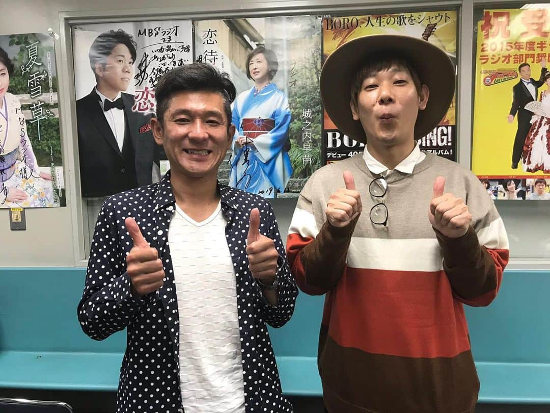 津田康平さんのインスタグラム写真 - (津田康平Instagram)「初めてニュースラジオに出させて頂きました😊  僕はクラシコから見るカタルーニャ独立問題について話させて頂きました🙇🙇 聴いて頂いた方、ありがとうございました‼️ #笑い飯　哲夫さん #知識量 #圧倒的優しさ #ただただ凄すぎました #マルセイユ　津田 #よしもと漫才劇場」10月18日 21時06分 - marseille_tsuda