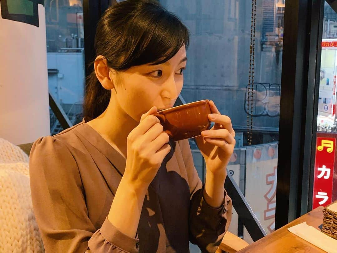 中村里帆さんのインスタグラム写真 - (中村里帆Instagram)「先日、同じ事務所のかなこさんと美羽とご飯へ行ってきました☺︎ 美羽も私も、かなこさんオタなのでずっと大興奮。終始ニヤニヤキャーキャーウハウハのオンパレード。 ちなみに言うとLINEのグループ名も『かなこさん拝み隊』にしてます(笑）  こんなに麗しくて色っぽくて儚げで、神話に出てきそうなくらい神々しいオーラを放っているのに、かなこさんから飛び出してくるお話はどれも最高級に面白くて、いやもう面白いってレベルを遥かに超えてます、言葉にできない（笑） まさに魅力的な女性とはかなこさんみたいな人の事を言うんだなと毎度しみじみ... こういう人柄だけではなく、お芝居や持っている世界観など尊敬できる部分が沢山ある先輩なのですが、私たちと同じ目線に立ってくれて何でもお話ししてくれるし、私自身もしちゃうから、 かなこ先輩！っていうよりかはかなこお姉さん〜って呼びたくなるくらい、距離を近づけてくれる温かい方なんです☺︎ あと5000字くらいは余裕で語れますけど、とりあえず今日はこの辺にしておきますね。 かなり遅れましたが、お誕生日のお祝いも出来て良かった〜！ 最高の夜でした☺️」10月18日 21時17分 - __rihostagram__