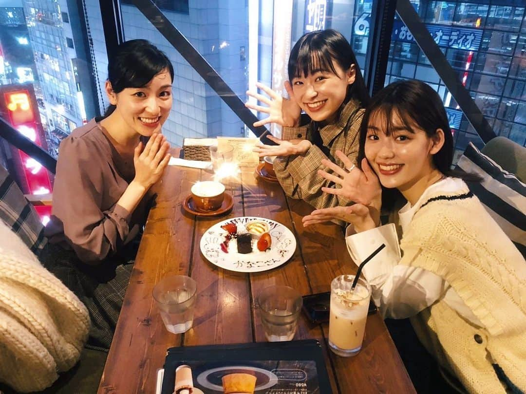 中村里帆さんのインスタグラム写真 - (中村里帆Instagram)「先日、同じ事務所のかなこさんと美羽とご飯へ行ってきました☺︎ 美羽も私も、かなこさんオタなのでずっと大興奮。終始ニヤニヤキャーキャーウハウハのオンパレード。 ちなみに言うとLINEのグループ名も『かなこさん拝み隊』にしてます(笑）  こんなに麗しくて色っぽくて儚げで、神話に出てきそうなくらい神々しいオーラを放っているのに、かなこさんから飛び出してくるお話はどれも最高級に面白くて、いやもう面白いってレベルを遥かに超えてます、言葉にできない（笑） まさに魅力的な女性とはかなこさんみたいな人の事を言うんだなと毎度しみじみ... こういう人柄だけではなく、お芝居や持っている世界観など尊敬できる部分が沢山ある先輩なのですが、私たちと同じ目線に立ってくれて何でもお話ししてくれるし、私自身もしちゃうから、 かなこ先輩！っていうよりかはかなこお姉さん〜って呼びたくなるくらい、距離を近づけてくれる温かい方なんです☺︎ あと5000字くらいは余裕で語れますけど、とりあえず今日はこの辺にしておきますね。 かなり遅れましたが、お誕生日のお祝いも出来て良かった〜！ 最高の夜でした☺️」10月18日 21時17分 - __rihostagram__