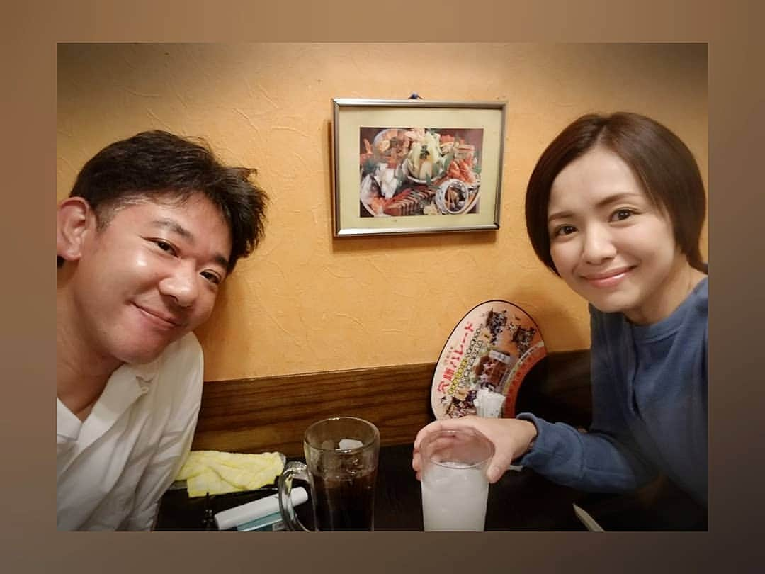 赤崎あかりさんのインスタグラム写真 - (赤崎あかりInstagram)「. . 父ちゃんと16回目の結婚記念日☆ 17歳から父ちゃんと居て、もうかれこれ何百回、何千回、何万回と喧嘩をし、そのうち少なくとも約1万回くらいは 本気で父ちゃんの息の根を止めてやろうかと思ったか😂😂 . 父ちゃんの理想嫁は３歩ほど下がってついてくるおしとやかな奥さんやけど残念ながら現実嫁は父ちゃんの100㍍先をデーンと歩く鬼嫁ww . それでも、いつも一番の理解者でいてくれる父ちゃんに感謝をしながら、これからも遠慮なく赤﨑家の鬼でいさせてもらいます😏✌ . 父ちゃん17年目も宜しくね☆ いつもありがとう！ でも、そろそろスマホを見ながら人の話を聞くのはええ加減にしときや～👊👹 . . . . . #夫婦#10月10日#結婚記念日#結婚17年目 #お祝い#鬼嫁#子沢山#4児ママ#男の子ママ#中学生ママ#小学生ママ#ワーキングママ#鬼嫁#感謝の気持ち」10月18日 21時11分 - a.akari0621