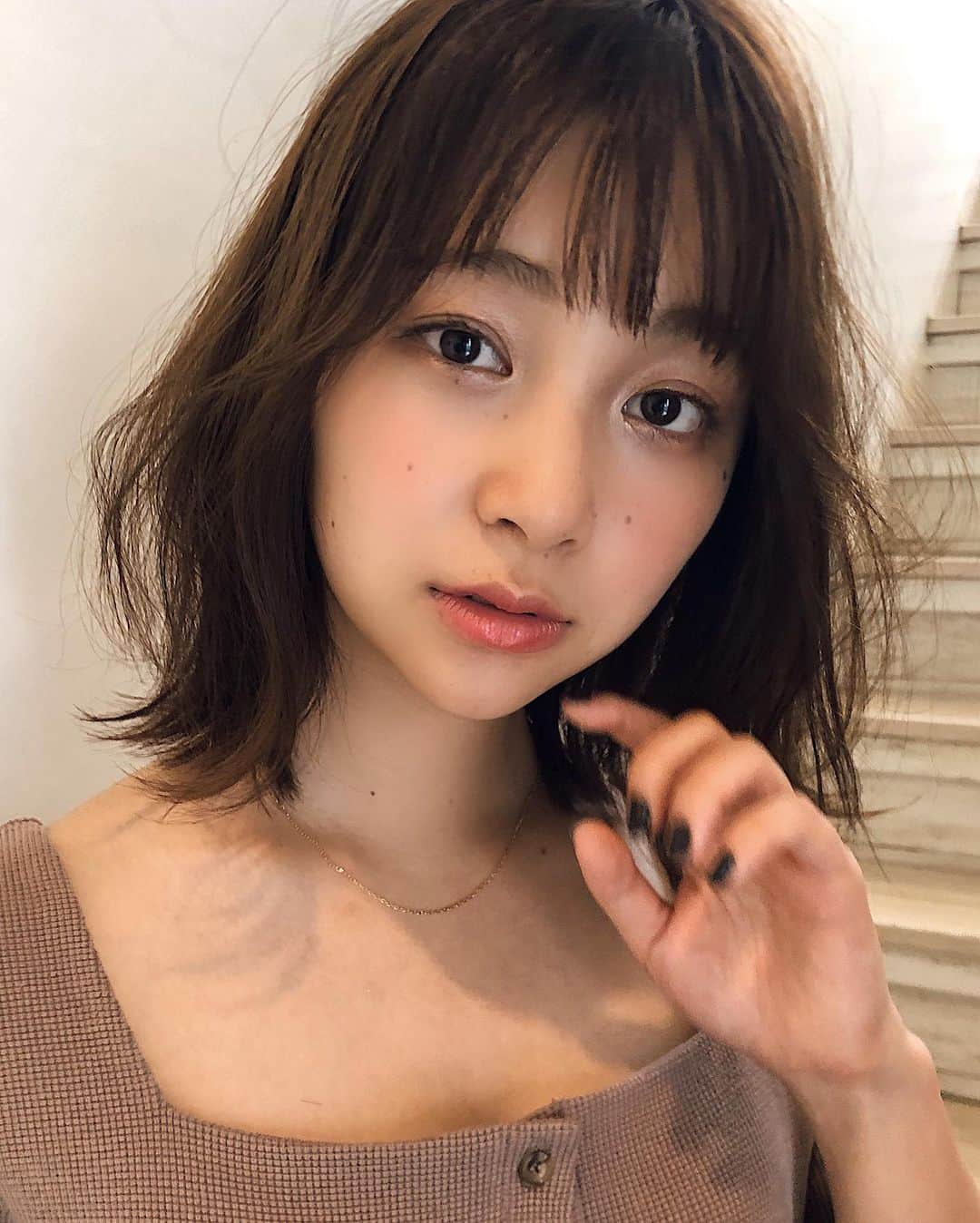 片山良平のインスタグラム：「フェザーミディ⭐️ 肩ラインで自然にハネるミディアムヘア✨  顔まわりがひし形になるようにレイヤーを入れる事で小顔ヘアになります✂︎ . . 🌟ご予約について🌟  表参道店→1.3.5週目出勤 銀座店→2.4週間目出勤  わからない場合は、お電話下さい🙋‍♂️ お電話の場合はどちらにかけても、ご予約お取りできます👌  Instagram トップページからお願い致します☝️ . #ヘアスタイル #ミディアムヘア  #外ハネ #グレーベージュ #ヘアカラー #シースルーバング #やまへあー」
