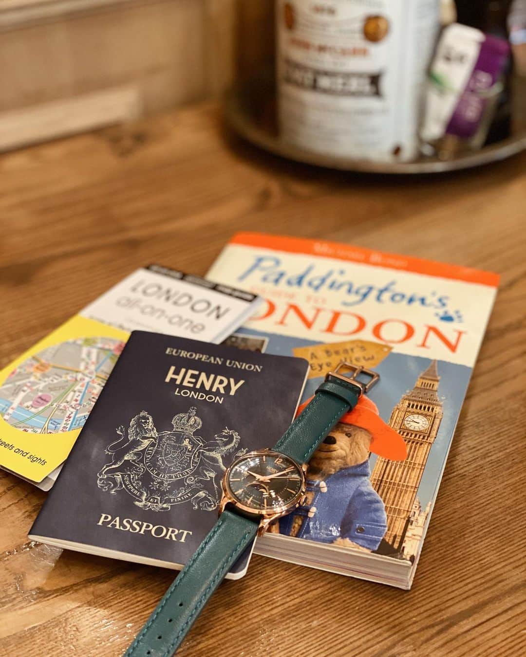 鈴木詩織さんのインスタグラム写真 - (鈴木詩織Instagram)「チェックJKにキャップを合わせてみました❤︎ 今日はHENRY LONDON FRIENDSイベントに行ってきたのでロンドンをイメージしたスタイリングに🇬🇧 . 付けてる時計は大きめの文字盤の @henrylondonjapan の時計です！ 太陽と夜空の絵がかわいいですよね🌛 . ヘンリーロンドンは時計の裏蓋に好きな言葉を刻印できるそうなんです😳素敵ですよね🥰 カラバリも豊富でロンドンの駅名が時計につけられてるのもわたし的に好きなポイント✔︎ . . . . . #henrylondon#henrylondonfriends#ヘンリーロンドン」10月18日 21時18分 - shiorin0802suzuki
