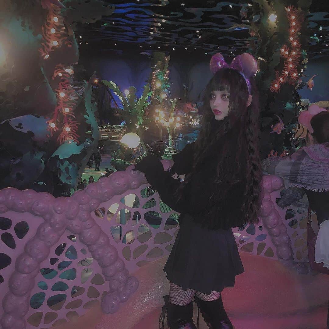 chiiiiiのインスタグラム：「🐭🎠🖤 姉がいっぱい写真撮ってくれたから連投しちゃうけどいい...？)」
