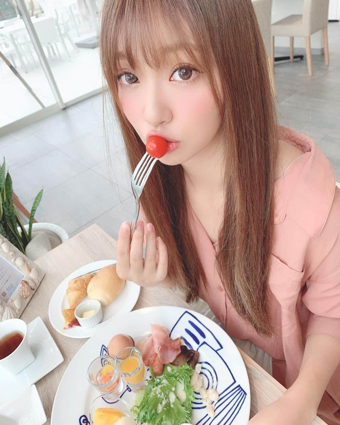 いっちゃん/嶋津 いつみのインスタグラム：「. . 和歌山旅行✈️の朝ごはん🥣ショット🤤💓 . . . . 朝ごはんはバイキングのことが多いけど ここはバイキングじゃなくて しっかりブレックファーストセットのなってて 朝から優雅な感じやったよー😚✨ . . . パン🥐についてる 桃のジャム🍑が気に入ってそればっかり 食べてた ww . . . . . ちなみに3枚目の うんま❤️の顔🙄💨💨💨笑 . . . . . #関西  #関西サロモ  #サロンモデル #サロモ #いっちゃん  #フリーモデル #関西モデル  #あざといっちゃん #かわいっちゃん #いっちゃんコーデ #ブライダルモデル #アレンジモデル #ヘアカラー  #ヘアアレンジ #ootd #旅行  #旅行好き  #旅好き #リゾート #リゾートホテル  #和歌の浦 #エピカリス .」