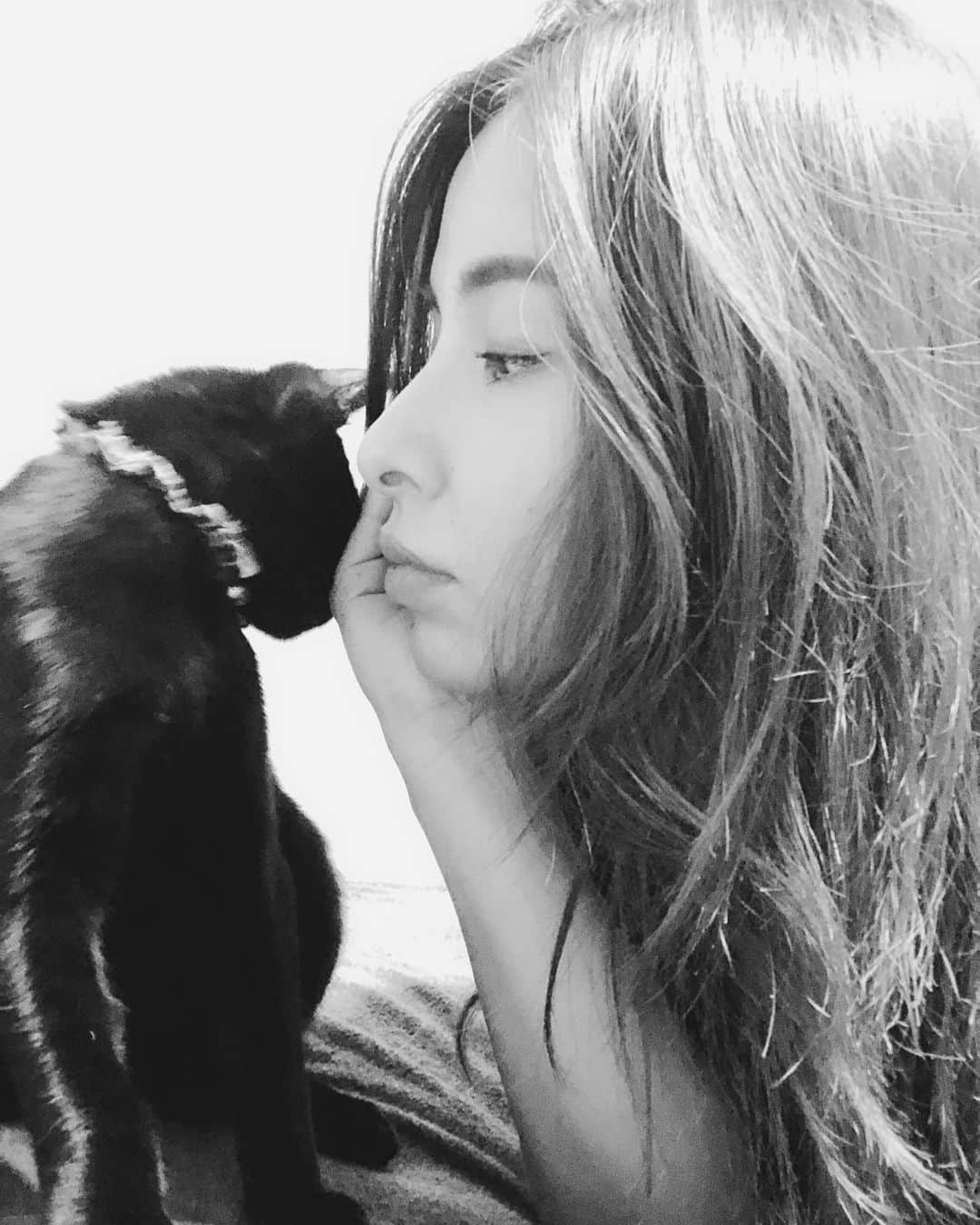 Emiさんのインスタグラム写真 - (EmiInstagram)「#blackcat & #me  #cat #mycat #love」10月18日 21時24分 - emi_yoga