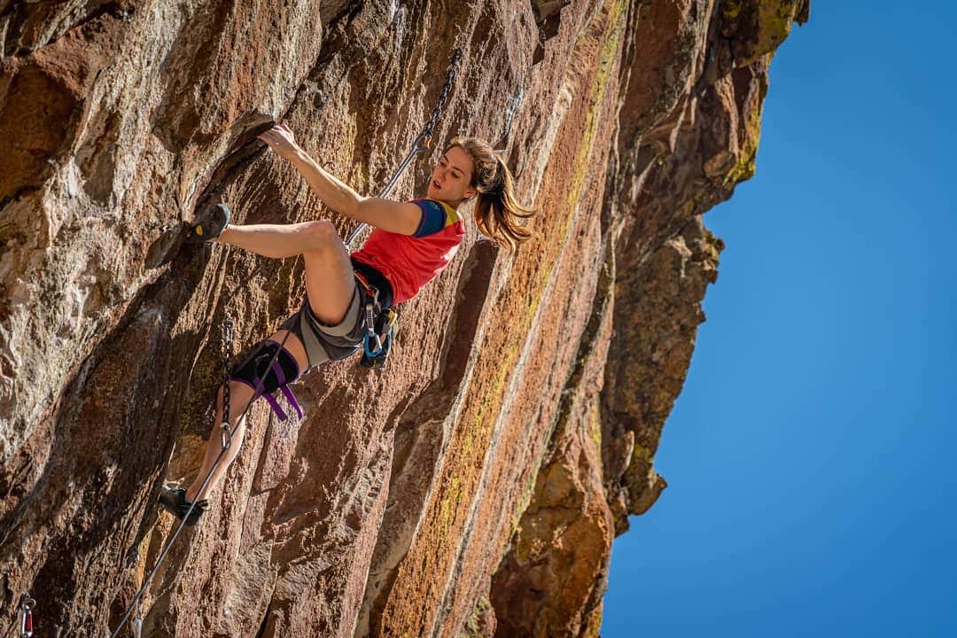 ペイジー・クラッセンのインスタグラム：「Putting in some tries on Vogue, one of the more classic test pieces on the Front Range. I've always wanted to try this route, and the timing finally seems like it will work out this year. Vogue feels like one of the harder routes I've ever tried, with core zapping endurance compression moves up a series of refrigerator blocks. @arjandekock offered to get me a job moving refrigerators at Furnmart, the furniture store in Namibia, next month so I can train after hours during harvest. What a helpful husband! But truly, I felt my strongest after renovating our kitchen, so maybe there's some truth to it?  Photo by @idressedmyselfthismorning  during last weekend's sunny mission. Thanks Quinn! @lasportivana @maximropes」