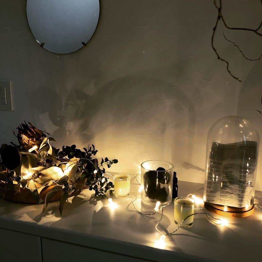 akaneさんのインスタグラム写真 - (akaneInstagram)「2019.10.18 . 玄関ディスプレイにイルミネーションライト足しただけですが、より秋っぽくなりました🍂 . 秋冬になるとこの温かみのあるライティングが恋しくなります💓 . 使用したアイテム詳しくはブログに書いてます✨ . またディスプレイ用品もroomに載せておきますので気になるものあればコレクションのインテリア雑貨のをご覧下さい🎶 . #displaydesign #interiordisplay #interior #autumninteriors #autumn  #インテリア#インテリアディスプレイ#ディスプレイ#玄関#玄関ディスプレイ#秋冬インテリア#ライティング#インテリアコーディネーター#インテリア コーディネートも承ります#お申し込みはブログのお問い合わせフォームへ#楽天room#楽天roomやってます#楽天roomに載せてます#roomインフルエンサー」10月18日 21時43分 - a.organize