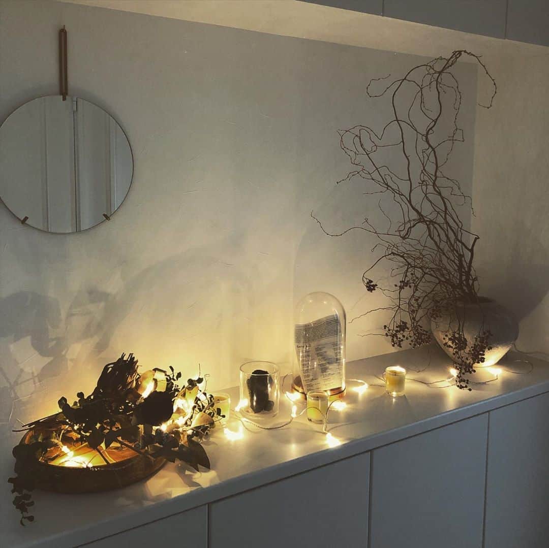 akaneさんのインスタグラム写真 - (akaneInstagram)「2019.10.18 . 玄関ディスプレイにイルミネーションライト足しただけですが、より秋っぽくなりました🍂 . 秋冬になるとこの温かみのあるライティングが恋しくなります💓 . 使用したアイテム詳しくはブログに書いてます✨ . またディスプレイ用品もroomに載せておきますので気になるものあればコレクションのインテリア雑貨のをご覧下さい🎶 . #displaydesign #interiordisplay #interior #autumninteriors #autumn  #インテリア#インテリアディスプレイ#ディスプレイ#玄関#玄関ディスプレイ#秋冬インテリア#ライティング#インテリアコーディネーター#インテリア コーディネートも承ります#お申し込みはブログのお問い合わせフォームへ#楽天room#楽天roomやってます#楽天roomに載せてます#roomインフルエンサー」10月18日 21時43分 - a.organize