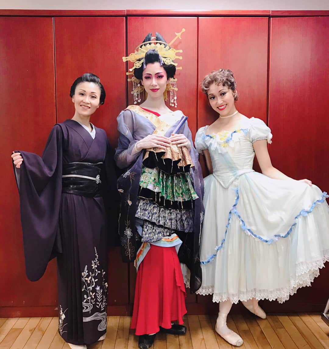 中村祥子のインスタグラム：「たくさんの素敵なプレゼント☺️❤️ ありがとうございます🙇 この日は、別キャストとの共演 ケイト役の真由香ちゃん @mayuka.asano_kballet と スズキ役の真由子さん🤗 #madamebutterfly #wonderful #present #thankyou」