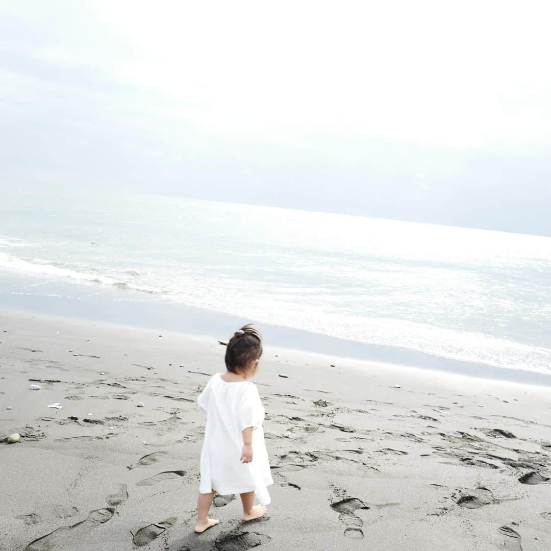 優木まおみさんのインスタグラム写真 - (優木まおみInstagram)「癒されるー。  天使かな👼  先日行った七里ヶ浜の写真で、現実逃避。  実際には、また台所の片付け残ってる。  #海大好き家族」10月18日 21時36分 - yukimaomi