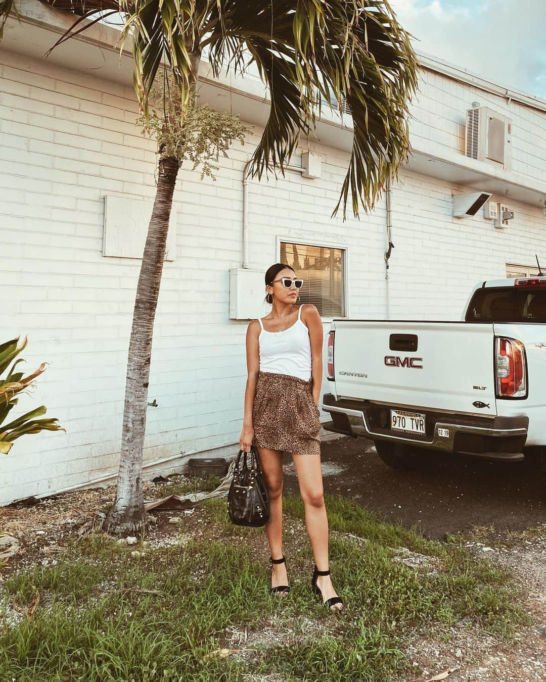 加藤澪さんのインスタグラム写真 - (加藤澪Instagram)「. Hawaii 🌴 #ぷんにーコーデ . . cami... American Apparel  Skirt... used Bag... @balenciaga  Shoes... ?ハワイで去年買った Shades... @quayaustralia  Jewelries... @jua_official . . 今日も最高の1日だった🌴✨ . #5monthspregnant #pregnant #hawaii#kakaako #alamoana#waikiki#beach#island#pregnantfashion #quayaustralia_jp」10月18日 21時38分 - miokato3306