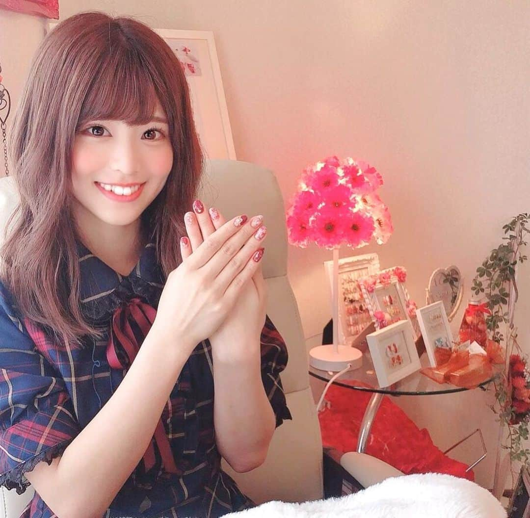 岡田美紅さんのインスタグラム写真 - (岡田美紅Instagram)「今月は､アイドル現役時代から ずっとずっと行ってみたかった 念願のネイルサロンさんで 綺麗な爪に変身させてもらいました😭💕💕💕 待ちに待って1年越しの夢が やっと叶い､朝から 幸せすぎました🤦🏻‍♀️💓💓💓笑 皆さんにも幸せのお裾分け💋 (ちなみに､コミュ障な私ですが 初対面でめっちゃ 仲良くなれたよ🥴♪ふふふ)  初めて大人っぽいカラーに 挑戦してみたけど､これから 苦手意識があったブラウンとかも 挑戦してみたすぎる!!😆✨ 毎月の楽しみが出来ましたとさ🤤 めでたしめでたし𓂃 𓈒𓏸 (1番最後に､大満足で終始ニコニコな動画もあるので是非見てね😉🌷)」10月18日 21時41分 - miipopo_39