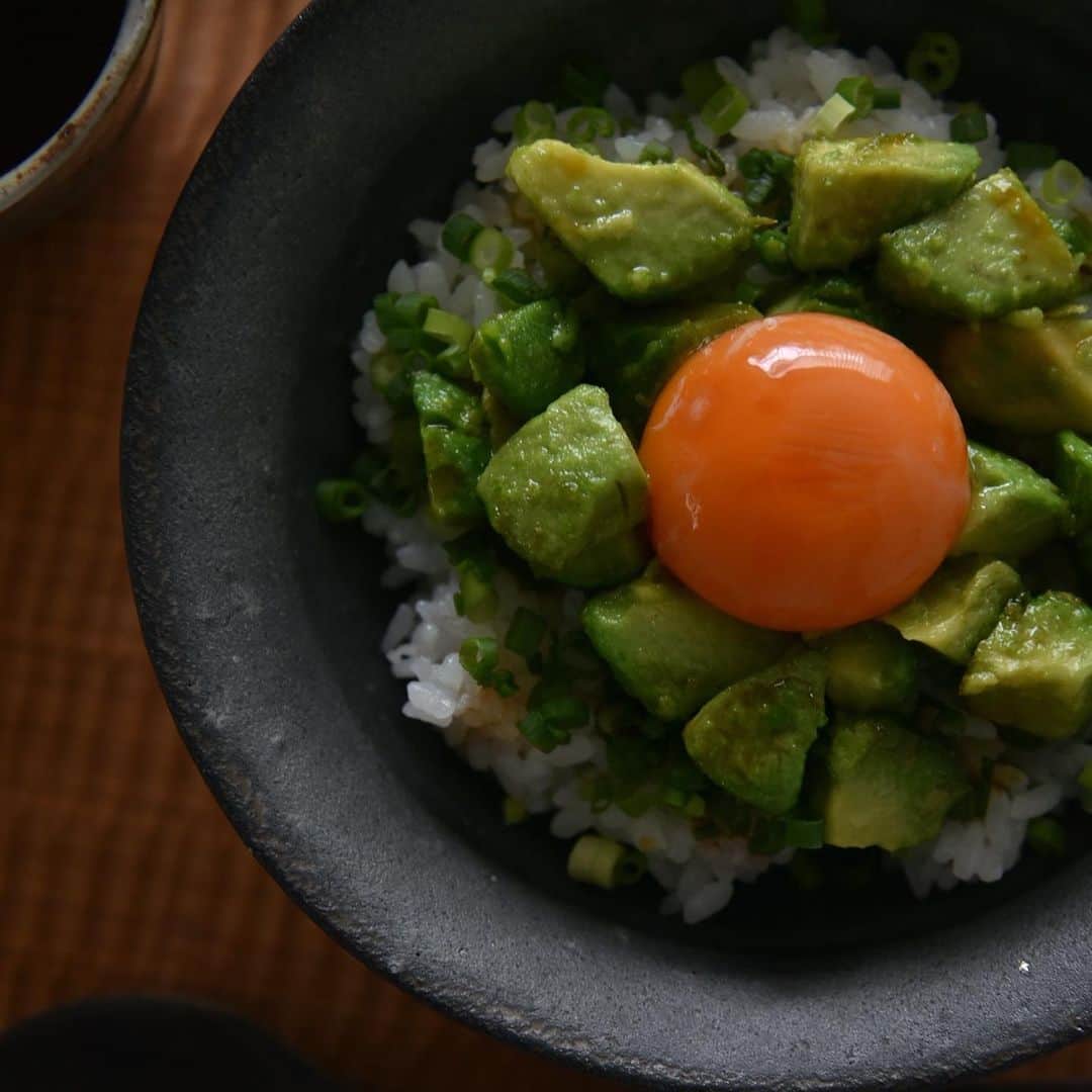 のインスタグラム：「バター醤油アボカドの卵かけご飯🥑 ・ 固くて残念なアボカドもバターで炒めればとろ〜り美味しく食べられます😋 ・ アボカドのバター醤油炒めに卵黄をON！ ・ トロウマです〜♥️ ・ 簡単で美味しいので是非試してみて下さい✨ ・ レシピはブログでご紹介しています。 @mi1341 ←プロフィールのURLからブログへ飛べます。 ・ #めがねとかもめと北欧暮らし#朝のせごはん#朝ごはん#朝食#簡単レシピ#簡単ごはん#ズボラ飯#コストコ#コストコ購入品#アボカド#卵かけご飯#TKG#cooking#cookingram ・」