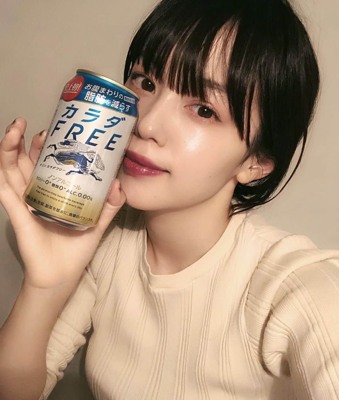 のインスタグラム：「気づけばお酒をほぼまったく飲まない生活になって3年以上？たつのかな。。？ ですがついに！あと半年くらいで解禁できそうで、最近、解禁したら何飲もう〜🍷🍶🍸とすでにわくわくしております。この夏のドイツでもずっと、アルコールフライくださいって言ってたんだよぅ〜〜🥺🍺 そんなところにKIRINさんから #カラダフリー#pr を3カ月分いただきまして（ノンアルかつ、おなかまわりの脂肪を減らす効果があるらしい。えっすごい）さっそく飲み始めたのですが、かなり軽くてすっきり味！開けた瞬間に2本飲んでしまった🍻  いつも夕食のときに👨🏻が缶ビールをプシュっとするのに憧れてたけど、私もそれができると思うと嬉しい。。！🥺あと少しこれでプレお酒解禁生活楽しみます😊」