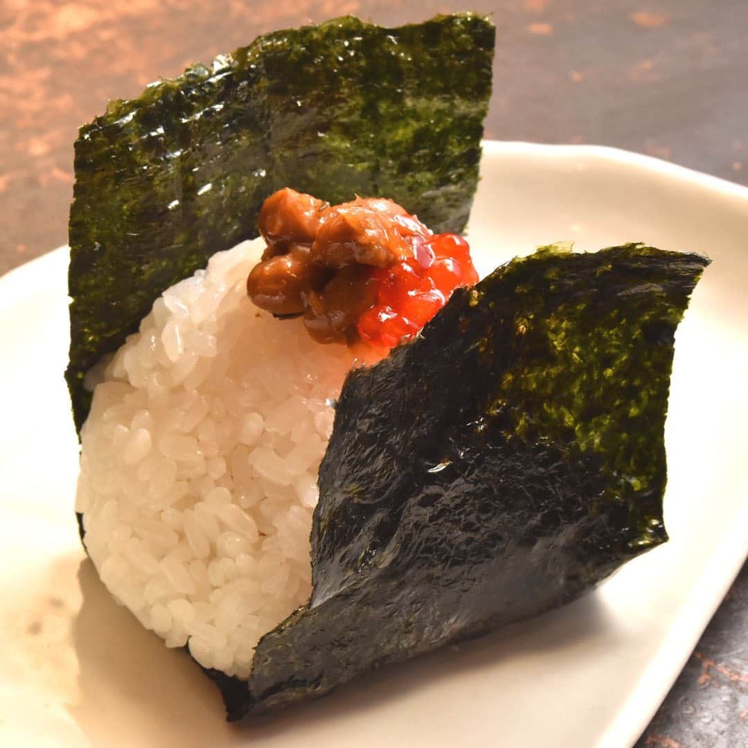 東京カレンダーさんのインスタグラム写真 - (東京カレンダーInstagram)「定番から変わり種まで！常時20種類以上が揃う“おにぎりカフェ” 千駄木駅から徒歩1分。団子坂下交差点からすぐの通り沿いに店を構える『おにぎりカフェ 利さく』。 同店に人が惹きつけられる一番の訳は次元違いの“おにぎりの美味しさ”にある。 . 握り方は、ふんわり優しく。握るというよりは、成形するだけ。 こうして完成したおにぎりは、お米の間に空気が入り、口に入れるとお米一粒一粒がふわりとほどけて、優しい甘みを広げていく。 . 気になるおにぎりの種類は常時20種類以上を揃えており、定番の「鮭」や「紀州土用梅」、「昆布おかか」などの他、「豚キムチ」や「みそ納豆」といった変わり種も充実。 . 同店の隠れた人気メニューが「たまごかけご飯」である。最大の特徴は“ご飯”だ。 . 羽釜で炊きあげたお米と、卵の白身と出汁醤油を加えてよく混ぜ合わせ、メレンゲライスにして提供。 そこに黄味を入れて、利さくオリジナルの出汁醤油をお好みで加えながら味わうのである。 . おにぎりだけでなく、お米を美味しく味わうのに欠かせない惣菜やスープまで全てにこだわり抜いた『おにぎりカフェ利さく』は、新米の季節にこそ訪れたい名店だ。 . 店名 ▷⠀おにぎりカフェ 利さく⠀ 最寄り駅 ▷千駄木⠀⠀⠀⠀⠀⠀ ジャンル ▷おにぎり専門店⠀⠀⠀⠀ TEL ▷03-5834-7292⠀⠀⠀⠀⠀⠀⠀⠀ 住所 ▷文京区千駄木 2-31-6⠀⠀⠀⠀ シチュエーション ▷⠀おひとり様・友人・手土産⠀⠀ .⠀⠀⠀⠀⠀⠀⠀⠀⠀ ー続きは東カレwebまたはアプリにてー⠀⠀⠀⠀⠀⠀⠀⠀⠀ ▶︎『　東京カレンダー　利さく　』で検索！⠀⠀⠀⠀⠀⠀⠀ .⠀⠀⠀⠀⠀⠀⠀⠀⠀ #東京カレンダー #tokyocalendar #東カレ#東カレグルメ#東京グルメ #tokyofood #yummy #和食 #東京美食 #東京カフェ#手土産  #人気 #人気店 #おにぎり　#onigiri #riceball #omusubi #おむすび #japanesefood #新米 #onigiriaction」10月18日 21時49分 - tokyocalendar