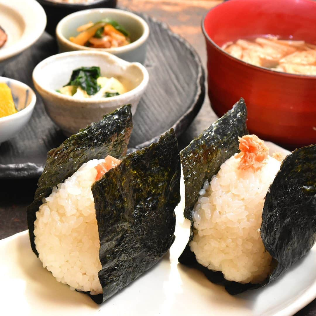 東京カレンダーさんのインスタグラム写真 - (東京カレンダーInstagram)「定番から変わり種まで！常時20種類以上が揃う“おにぎりカフェ” 千駄木駅から徒歩1分。団子坂下交差点からすぐの通り沿いに店を構える『おにぎりカフェ 利さく』。 同店に人が惹きつけられる一番の訳は次元違いの“おにぎりの美味しさ”にある。 . 握り方は、ふんわり優しく。握るというよりは、成形するだけ。 こうして完成したおにぎりは、お米の間に空気が入り、口に入れるとお米一粒一粒がふわりとほどけて、優しい甘みを広げていく。 . 気になるおにぎりの種類は常時20種類以上を揃えており、定番の「鮭」や「紀州土用梅」、「昆布おかか」などの他、「豚キムチ」や「みそ納豆」といった変わり種も充実。 . 同店の隠れた人気メニューが「たまごかけご飯」である。最大の特徴は“ご飯”だ。 . 羽釜で炊きあげたお米と、卵の白身と出汁醤油を加えてよく混ぜ合わせ、メレンゲライスにして提供。 そこに黄味を入れて、利さくオリジナルの出汁醤油をお好みで加えながら味わうのである。 . おにぎりだけでなく、お米を美味しく味わうのに欠かせない惣菜やスープまで全てにこだわり抜いた『おにぎりカフェ利さく』は、新米の季節にこそ訪れたい名店だ。 . 店名 ▷⠀おにぎりカフェ 利さく⠀ 最寄り駅 ▷千駄木⠀⠀⠀⠀⠀⠀ ジャンル ▷おにぎり専門店⠀⠀⠀⠀ TEL ▷03-5834-7292⠀⠀⠀⠀⠀⠀⠀⠀ 住所 ▷文京区千駄木 2-31-6⠀⠀⠀⠀ シチュエーション ▷⠀おひとり様・友人・手土産⠀⠀ .⠀⠀⠀⠀⠀⠀⠀⠀⠀ ー続きは東カレwebまたはアプリにてー⠀⠀⠀⠀⠀⠀⠀⠀⠀ ▶︎『　東京カレンダー　利さく　』で検索！⠀⠀⠀⠀⠀⠀⠀ .⠀⠀⠀⠀⠀⠀⠀⠀⠀ #東京カレンダー #tokyocalendar #東カレ#東カレグルメ#東京グルメ #tokyofood #yummy #和食 #東京美食 #東京カフェ#手土産  #人気 #人気店 #おにぎり　#onigiri #riceball #omusubi #おむすび #japanesefood #新米 #onigiriaction」10月18日 21時49分 - tokyocalendar