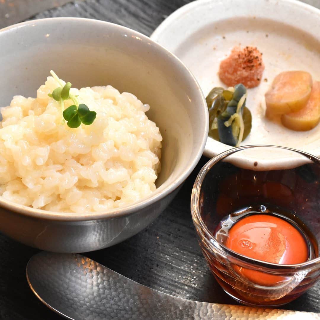 東京カレンダーさんのインスタグラム写真 - (東京カレンダーInstagram)「定番から変わり種まで！常時20種類以上が揃う“おにぎりカフェ” 千駄木駅から徒歩1分。団子坂下交差点からすぐの通り沿いに店を構える『おにぎりカフェ 利さく』。 同店に人が惹きつけられる一番の訳は次元違いの“おにぎりの美味しさ”にある。 . 握り方は、ふんわり優しく。握るというよりは、成形するだけ。 こうして完成したおにぎりは、お米の間に空気が入り、口に入れるとお米一粒一粒がふわりとほどけて、優しい甘みを広げていく。 . 気になるおにぎりの種類は常時20種類以上を揃えており、定番の「鮭」や「紀州土用梅」、「昆布おかか」などの他、「豚キムチ」や「みそ納豆」といった変わり種も充実。 . 同店の隠れた人気メニューが「たまごかけご飯」である。最大の特徴は“ご飯”だ。 . 羽釜で炊きあげたお米と、卵の白身と出汁醤油を加えてよく混ぜ合わせ、メレンゲライスにして提供。 そこに黄味を入れて、利さくオリジナルの出汁醤油をお好みで加えながら味わうのである。 . おにぎりだけでなく、お米を美味しく味わうのに欠かせない惣菜やスープまで全てにこだわり抜いた『おにぎりカフェ利さく』は、新米の季節にこそ訪れたい名店だ。 . 店名 ▷⠀おにぎりカフェ 利さく⠀ 最寄り駅 ▷千駄木⠀⠀⠀⠀⠀⠀ ジャンル ▷おにぎり専門店⠀⠀⠀⠀ TEL ▷03-5834-7292⠀⠀⠀⠀⠀⠀⠀⠀ 住所 ▷文京区千駄木 2-31-6⠀⠀⠀⠀ シチュエーション ▷⠀おひとり様・友人・手土産⠀⠀ .⠀⠀⠀⠀⠀⠀⠀⠀⠀ ー続きは東カレwebまたはアプリにてー⠀⠀⠀⠀⠀⠀⠀⠀⠀ ▶︎『　東京カレンダー　利さく　』で検索！⠀⠀⠀⠀⠀⠀⠀ .⠀⠀⠀⠀⠀⠀⠀⠀⠀ #東京カレンダー #tokyocalendar #東カレ#東カレグルメ#東京グルメ #tokyofood #yummy #和食 #東京美食 #東京カフェ#手土産  #人気 #人気店 #おにぎり　#onigiri #riceball #omusubi #おむすび #japanesefood #新米 #onigiriaction」10月18日 21時49分 - tokyocalendar