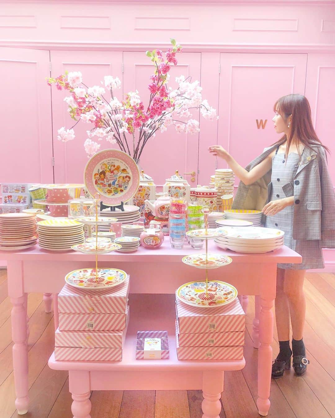 tomomi ❤︎ よしはしともみ ❤︎さんのインスタグラム写真 - (tomomi ❤︎ よしはしともみ ❤︎Instagram)「. . オランダ🇳🇱アムステルダムにある @blondamsterdamnl 👱🏻‍♀️🎀 . かわいい食器と雑貨が売ってるお店で カフェも併設されてるピンク空間💒♡ . オランダにもピンクなカフェ沢山あって楽しかった〜💕 . 🧥コーディネート セットアップ　@pinklush.jp ブローチ　@dior シューズ　@enpunto_official . お気に入りのセットアップ着て行ったんだ〜👟 美術館巡りもしたんだけどこのセットアップ 現地の人にめちゃくちゃ褒められて嬉しい🥺💗💕 ピンクラッシュで再入荷中だよっ📝 . #netherlands #netherlandscafe #pinkcafe #blondamsterdam #amsterdamcafe #netherlandstravel #amsterdamtrip #pinklush #オランダ #オランダ旅行 #オランダカフェ #アムステルダム #アムステルダムカフェ #アムステルダム旅行 #ピンクカフェ #海外カフェ #ピンクラッシュ #セットアップ #もーみとりっぷ」10月18日 21時51分 - tomomi_yoshihashi