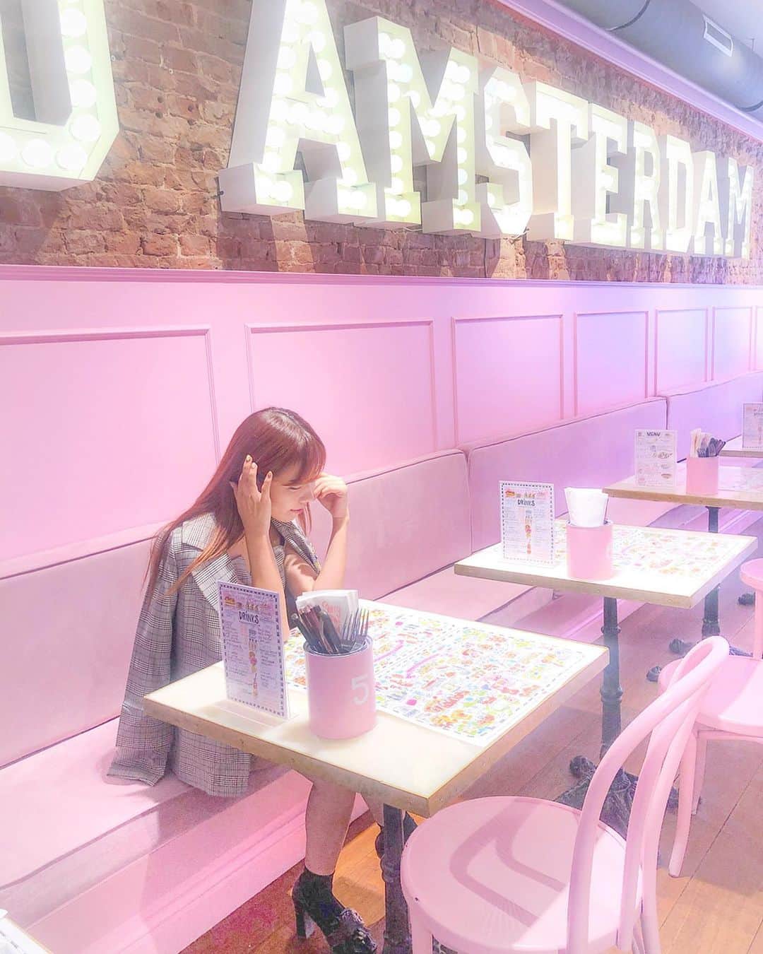 tomomi ❤︎ よしはしともみ ❤︎さんのインスタグラム写真 - (tomomi ❤︎ よしはしともみ ❤︎Instagram)「. . オランダ🇳🇱アムステルダムにある @blondamsterdamnl 👱🏻‍♀️🎀 . かわいい食器と雑貨が売ってるお店で カフェも併設されてるピンク空間💒♡ . オランダにもピンクなカフェ沢山あって楽しかった〜💕 . 🧥コーディネート セットアップ　@pinklush.jp ブローチ　@dior シューズ　@enpunto_official . お気に入りのセットアップ着て行ったんだ〜👟 美術館巡りもしたんだけどこのセットアップ 現地の人にめちゃくちゃ褒められて嬉しい🥺💗💕 ピンクラッシュで再入荷中だよっ📝 . #netherlands #netherlandscafe #pinkcafe #blondamsterdam #amsterdamcafe #netherlandstravel #amsterdamtrip #pinklush #オランダ #オランダ旅行 #オランダカフェ #アムステルダム #アムステルダムカフェ #アムステルダム旅行 #ピンクカフェ #海外カフェ #ピンクラッシュ #セットアップ #もーみとりっぷ」10月18日 21時51分 - tomomi_yoshihashi