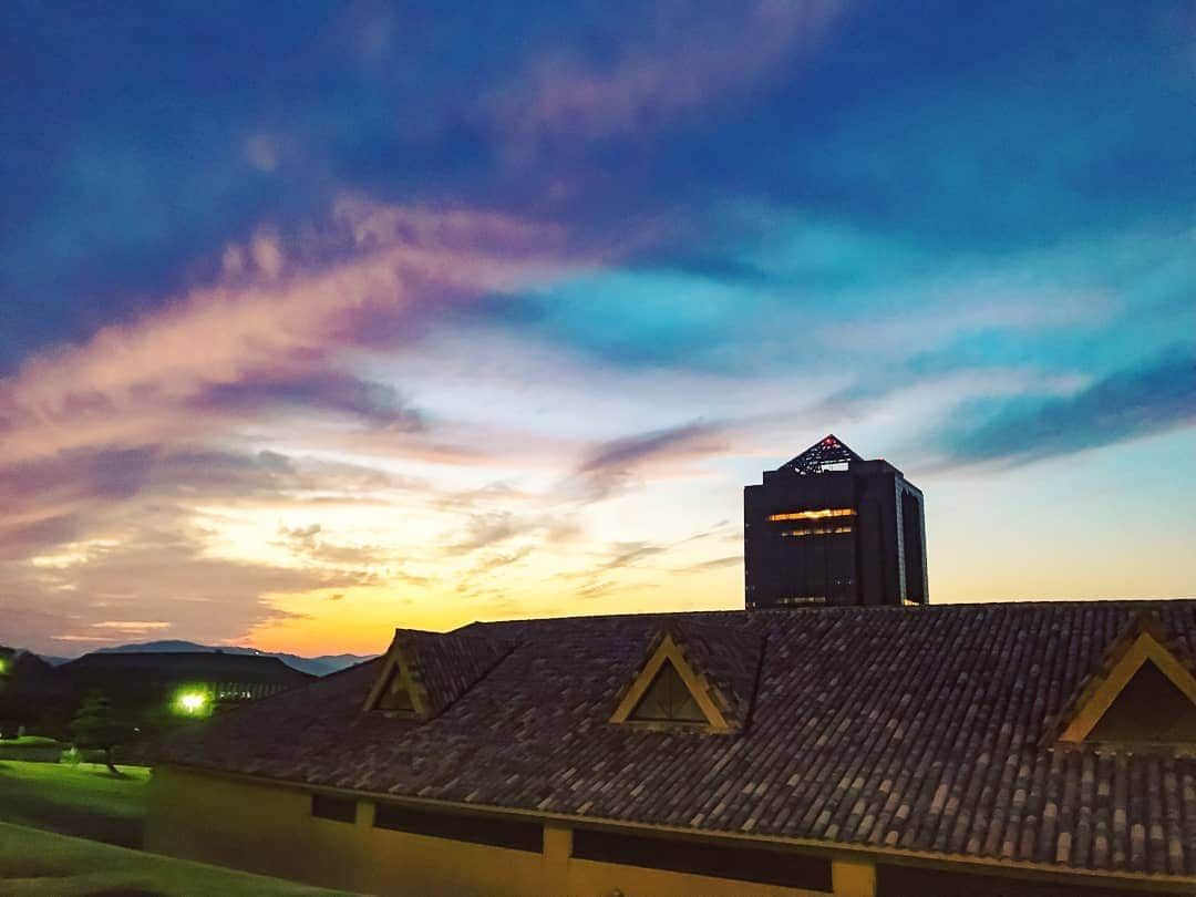 日本工学院さんのインスタグラム写真 - (日本工学院Instagram)「片柳研究所と空 ☆学生投稿写真☆  #日本工学院 #nihonkogakuin #専門学校 #日本工学院八王子専門学校 #日本工学院専門学校 #学生投稿写真 #工学院 #トワイライト #幻想的 #夕方 #虹色  #夕日 #雲 #空 #片柳研究所 #だれかにみせたいそら #ダレカニミセタイソラ #ファインダー越しの私の世界 #Oh空連合 #日本工学院の空 #綺麗でしょ」10月18日 22時00分 - nihonkogakuin