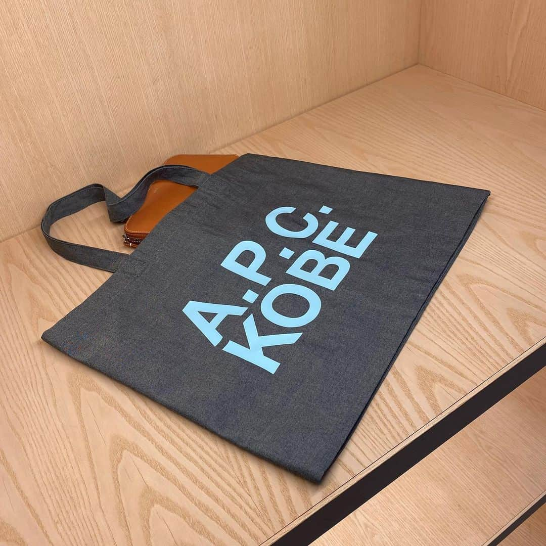 アーペーセーさんのインスタグラム写真 - (アーペーセーInstagram)「To celebrate its 25th anniversary, come by the A.P.C. Kobe store in Japan and get a free, one-of-a-kind A.P.C. Kobe tote bag with a qualifying purchase of 30,000¥ from October 19th until supplies last.  This bag is made from fabric recycled from our past collections.  #APC #Japan #Kobe #StepByStep #APCtotebag」10月18日 22時01分 - apc_paris