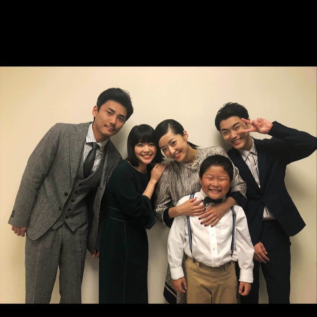 岸井ゆきののインスタグラム：「いよいよ明日10/19から NHK総合で『少年寅次郎』 始まります🐅👦🏻 21時からです うードキドキ！！是非見てくださいね。 写真は記者試写の日の思い出。 みんないい笑顔です😊💞 くるまやはいつもにぎやかで温かくて、そこに居られることがもうしあわせでした。🍡 ぜひぜひっ！たのしんでください🐅  会見の時はドラマの中とはまったく違う衣装やメイクでそれもまたたのしかったです💄✨💛 👗 @saltplusjapan 💍 @pluietokyo 👡 @quartierglam」