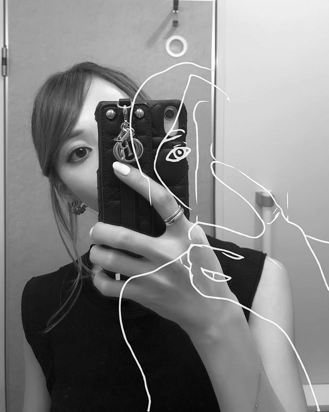 石元歩唯さんのインスタグラム写真 - (石元歩唯Instagram)「🤳🏻👥〰️ . iPhone case @dior pierce @dior tops @amel_official__  #mirrorselfie #ai_pic」10月18日 21時53分 - 518aichi