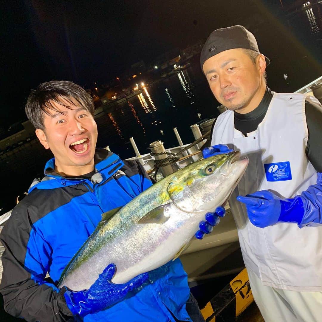 福田太郎のインスタグラム：「鰤🐟ぶりブリ🐟 知床・羅臼の漁に密着！全力でお手伝いする！ という名目で、ブリとの激闘を繰り広げてきました🔥 ⠀ 水揚げされたばかりのブリは、元気！速い！強い！ これが羅臼の漁か〜！海の男に弟子入りです😆 ⠀ 最盛期を迎える、秋鮭の定置網漁に 近年は、ブリもかかるようになりました⚓️ 漢気溢れる漁師の葛西さんが船上で活〆！ 羅臼昆布を活かした料理も絶品ですよ〜🙆‍♂️ あすのイチモニでご紹介します！ ⠀ #知床 #羅臼 #鰤 #ぶり #ブリ #秋鮭 #漁 #魚の城下町 と呼ばれるほど活気付く港 宿の食事部屋の名前が #ほたて でホッコリ #HTB #イチモニ #食のチカラ スペシャルもあります〜」