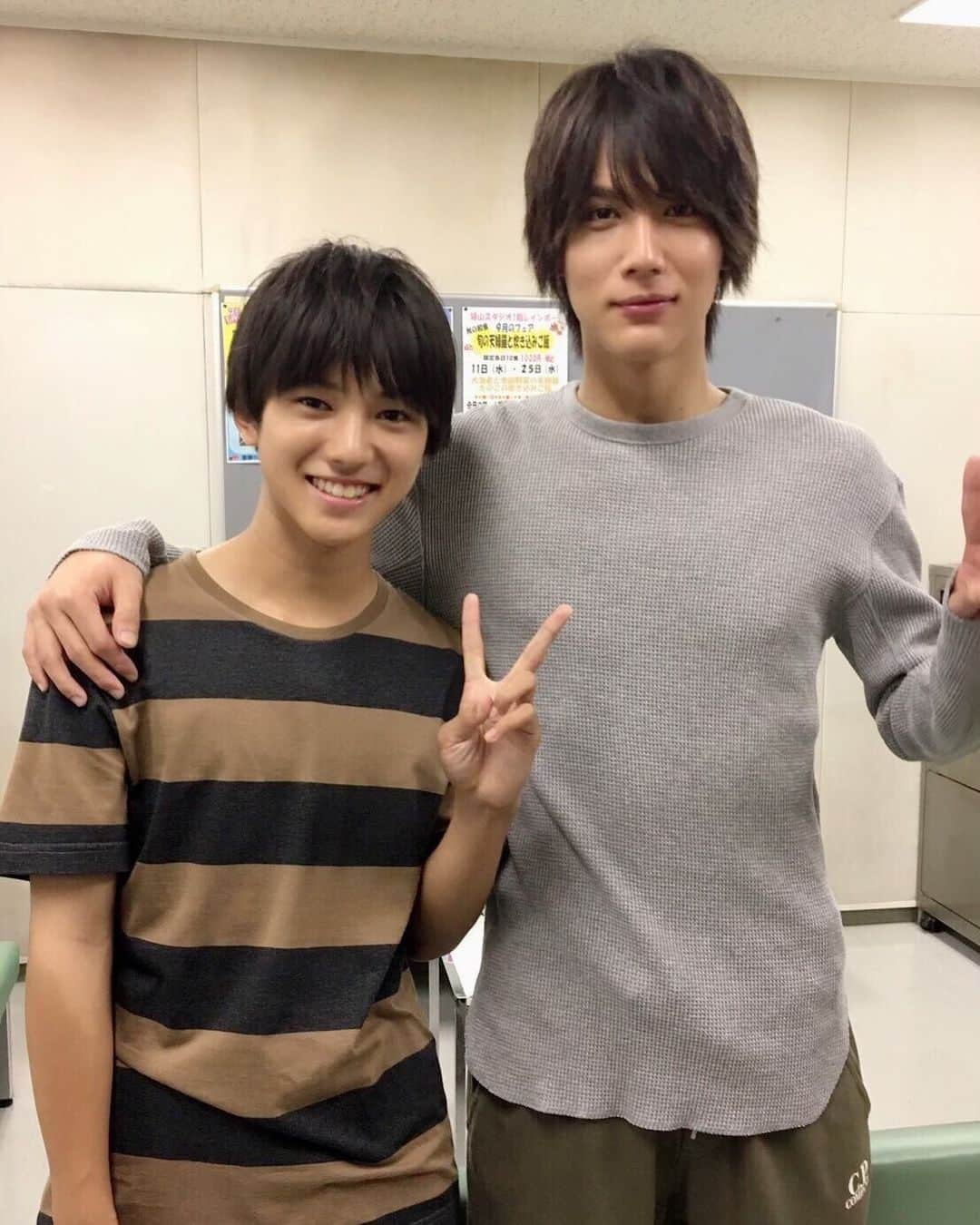 【公式】G線上のあなたと私のインスタグラム：「_﻿ ‪皆さま、1週間お疲れ様でした🙏🏻‬ ﻿ ﻿ 2人の#理人くん から、﻿ お疲れ様の笑顔を☺️☺️﻿ ﻿ ‪早めに帰宅してもうお家の方、‬﻿ ‪まだ帰宅してないけど、﻿ これから何しようかな〜？🤔と思っている方…‬﻿ よろしければ、#G線上のあなたと私を﻿ ‪#TVer か #paravi で🙏🏻💓﻿ ﻿ #少年時代も大学生理人くんも最高な件について﻿ #みなさんどうかご意見ください﻿ #微笑ましすぎる光景﻿ ここに#侑人兄ちゃん が居たとか？！😆﻿ #中川大志 #荒木飛羽﻿ #10月22日第2話放送﻿ #tbs #tbsドラマ」