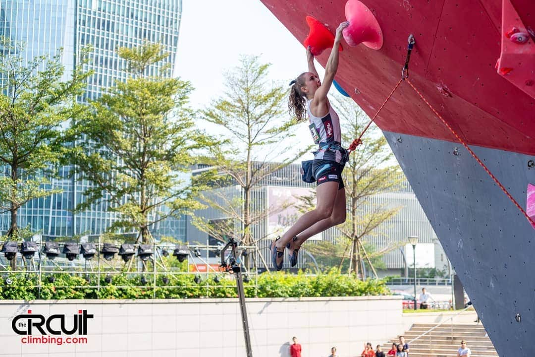 ハンナ・シューベルトのインスタグラム：「No worldcup in Xiamen for me this year🤷‍♀️ Good luck to everyone competing there this weekend 👍 Especially to our @austriaclimbing team girls @julia_fiser, @sandra_lettner & @schranz_christine 😊💪🇦🇹 📸 @thecircuitclimbing WC Xiamen 2018」
