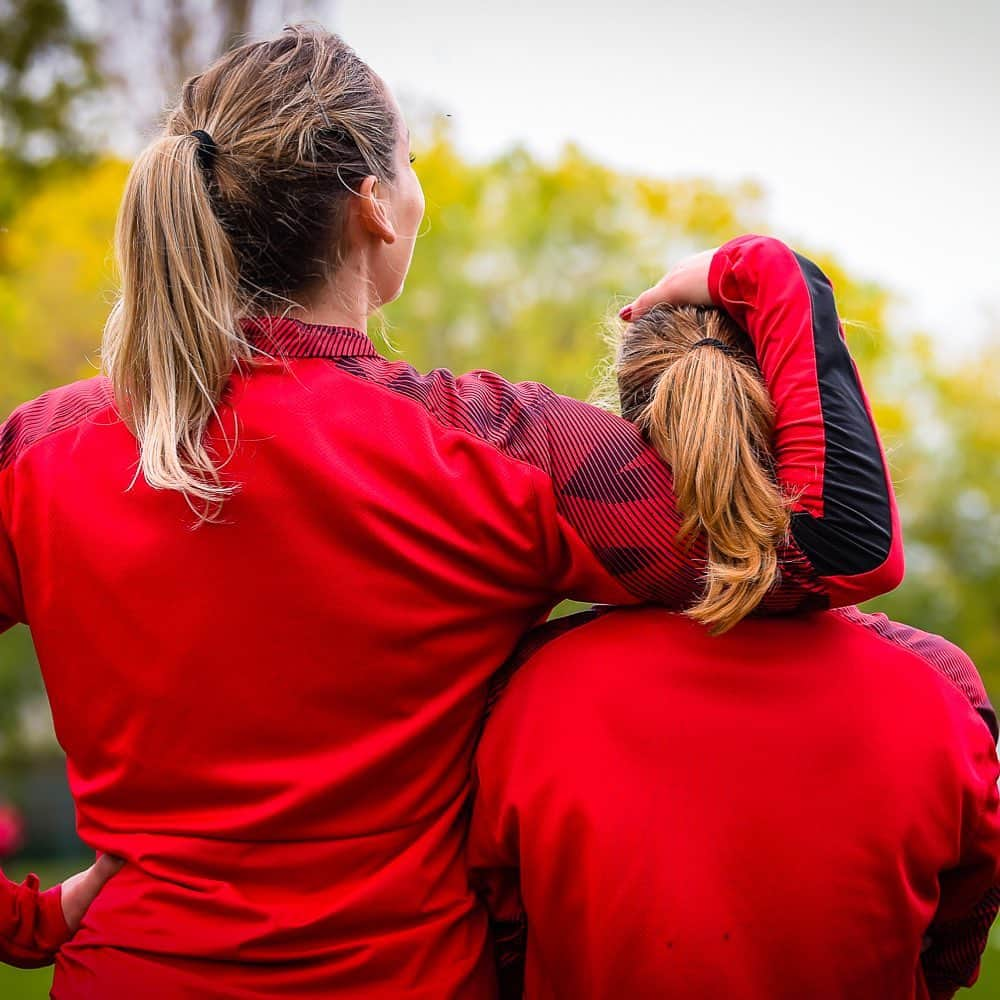 ACミランさんのインスタグラム写真 - (ACミランInstagram)「🤗 Sisterhood ❤️🖤 #FollowTheRossonere #SempreMilan」10月18日 22時09分 - acmilan