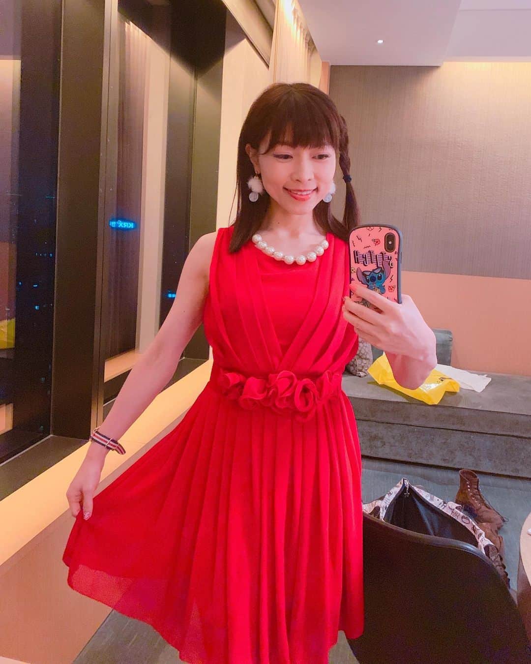 のインスタグラム：「こんにちわ💓今回の鹿児島からSeoulへの旅では、初めて韓国へ行きました☆彡 . .  宿泊したホテルは、政治の中心 ヨイドにある Conrad Seoul に滞在させていただきました❤️ @hiltonhotels  すごい良かったー！💓高級感もあり、hospitalityも素晴らしかった❤️駐車場も宿泊者は無料で使えました💓 （日本から車持ってったのかってゆうツッコミ待ってます笑）しかも、アメリカ🇺🇸人の車ですけど🚗🚘無料でいいよね、ラグジュアリーホテルって、そうゆうところが。 .  @conradseoul  アメニティーは、shanghai-tangのSPA仕様の物で、とてもシャンプーなどもいい香りだったょぉ💓 . .  お部屋のお風呂も気持ちよかった🛁❤️🛁 . 日本のコンラッドの3分の1くらいのcostで泊まれるのもすごい❤️ . .  すごくゆったりとしたお部屋で、20階のお部屋からは景色も良くてかなり寛げました。(^ ^) . .  写真の赤いdressは、partyに参加したのでドレスアップ❤️ . .  1枚旅に持ってくと便利だったこれ🎀 . .  #ソウル　　#韓国旅行　#ソウル旅行 #韓国女子旅　　#一人旅 #旅インスタグラマー　#インフルエンサー　#今日のコーデ #今日のファッション　##今日のメイク　#ソウル旅　#海外旅行 #インスタグラマー　#今日のコーディネート　#ファッショニスタ #旅好き　#タビジョ　#旅好き女子　#ひとり旅　#Seoul #韓国ひとり旅 #大韓民国　#アジア旅行 #コンラッドホテル #コンラッド #conradseoul #コンラッドソウル」