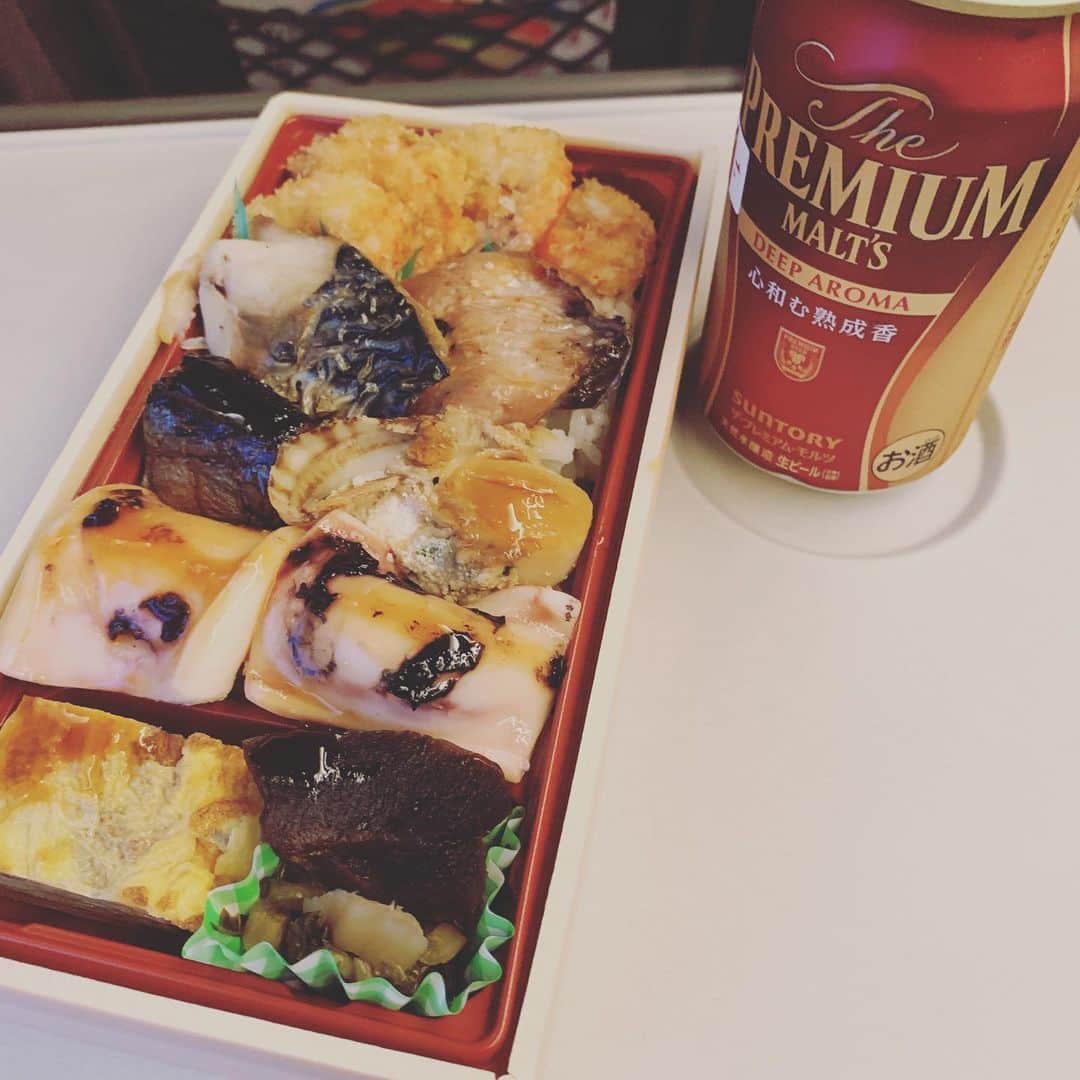 鈴木美香さんのインスタグラム写真 - (鈴木美香Instagram)「. じんぼの「まかない飯」。 エビが食べられないのについつい惹かれて購入。  このごちゃ混ぜな「まかない」の感じ、美味しくないはずがない！  しかも900円也。  #美味しいものを食べるのが生き甲斐 #コスパも大事  #楽しいこと見つけよう  #これで明日も頑張るぞ  #体重が心配w」10月18日 22時07分 - mikasuzukimika