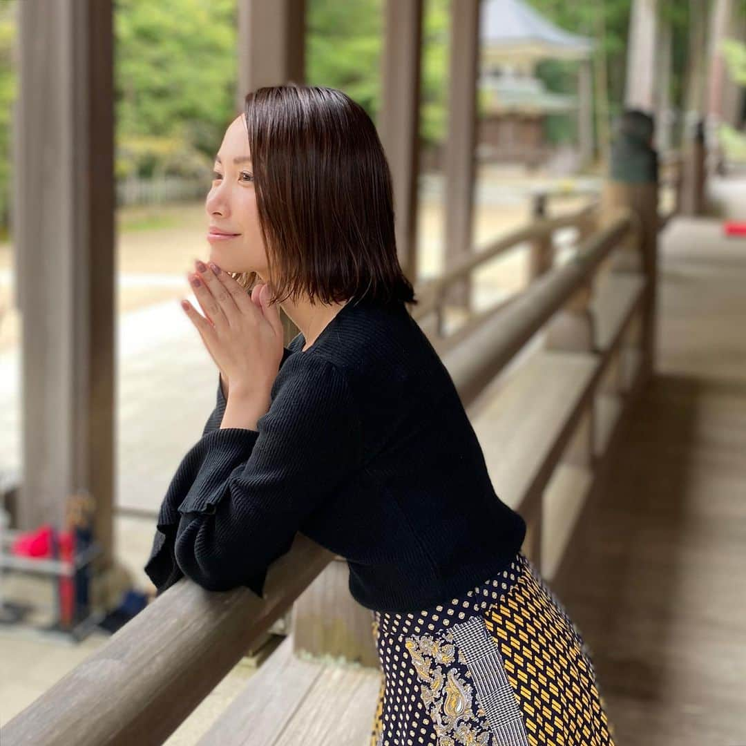 寺田有希さんのインスタグラム写真 - (寺田有希Instagram)「仕事で高野山に来てます！⛰ ・ ・ 思い出の地、高野山⛰ ドラマで初主演をした撮影地です😎✨ ・ ・ 真冬の高野山に約1ヶ月篭って、 夏シーン撮影でアイス食べながら扇風機にあたったり、 高野山から高校の卒業式に出席したり、 ひよ子饅頭24個食べさせられたり……笑笑 ・ ・ 懐かしい思い出がいっぱい😂笑 ・ ・ そんな高野山に、 お仕事で4日ばかり篭ってます！ 明日からその様子UPしていくねー！ ・ ・ #高野山 #koyasan  #ドラマ #初主演 #弘恵の道しるべ　 #寺田有希 #teradayuki」10月18日 22時07分 - terada_yuki