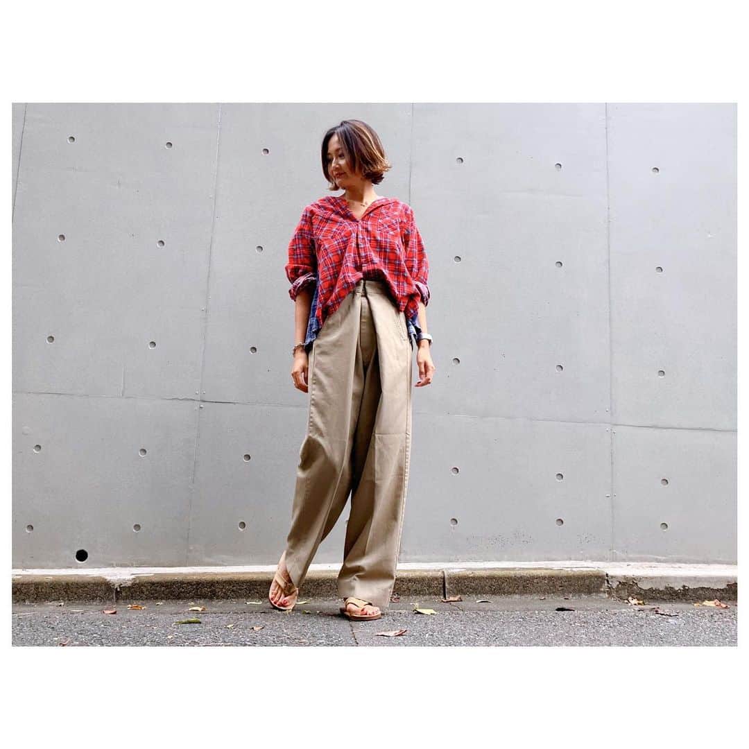 のインスタグラム：「Tops/ 2way flannel check shirts(red) Pants/ Tack work pants(beige) ノーカラーのリメイクフランネルシャツはサイドに違うカラーのフランネルを使用しルーズなサイズ感のフレアなシルエットに。 サイドに1つボタンをつけているのでカシュクールっぽくも着ていただけます。 大胆なタックが入ったようなリメイクワークパンツ。とにかく足長効果大。 ハイウエストとワイドな太さのバランスが絶妙です👍 *予約特典ありの予約会は25日(fri)13時までです。 #herfee #herfee2020ss #herfee_official」
