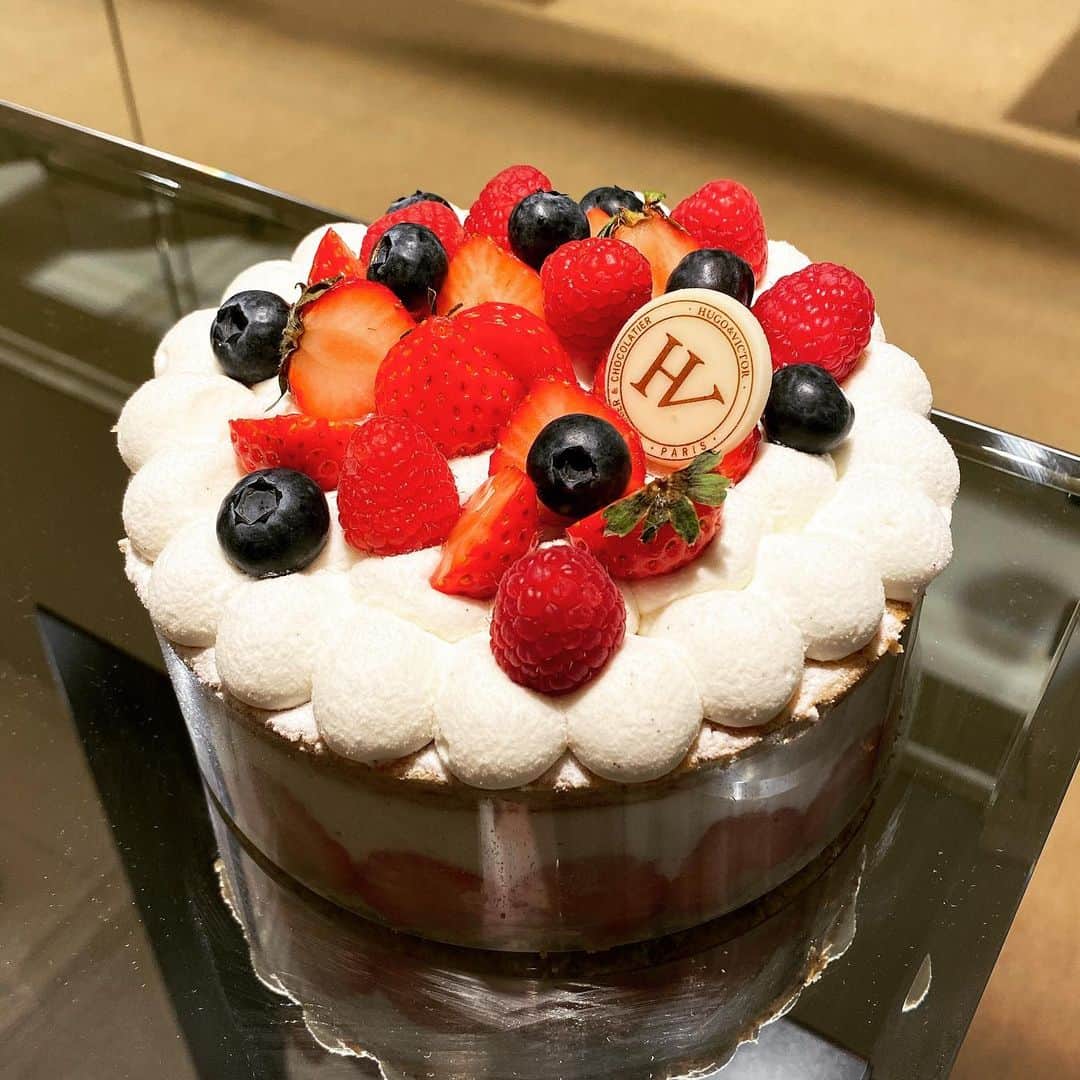 GLAM JAPANのインスタグラム：「人気パティシエ、ユーグ・プジェが手がけるスイーツブランド「HUGO & VICTOR」のクリスマス&バレンタインの発表会へ🌲❤️ . バニラビーンズたっぷりの特製シャンティとフレッシュイチゴをサンドした「フレーズ オン フォリー」（4号4800円、5号6300円［すべて税別］）、柚子を使った2019年のシグネチャービュッシュ「ビュッシュ チーズケーク ユズ」（3500円［税別］）、クリスマスの定番スイーツにユーグシェフのエレガントなタッチが加えられた「トリュフ」（1500円［税別］）など、シンプルながらも贅沢な味わいのクリスマスケーキがいっぱい🎂✨現在予約受付中です‼️ . フランス文学を愛するユーグシェフは、ショコラの創作をノートのようなボックス＝「カルネ」にアソートしています。2020年のバレンタインギフトに、サロン・デュ・ショコラ限定の「カルネ センセーション」（2800円［税別］）や「カルネ レザムルー」（3粒1300円、6粒2800円、12粒4800円［すべて税別］）が登場💕こちらは2020年1月22日より販売です🍫 . @hugovictor_jp #hugovictor #hugoandvictor #ユーゴアンドヴィクトール #クリスマス #クリスマスケーキ #バレンタイン #チョコレート #ショコラ」