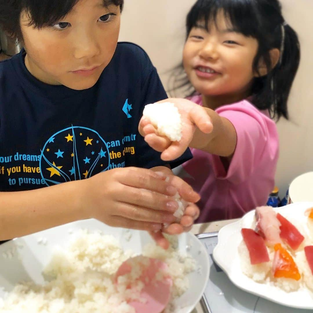 Kids Of Ninjaさんのインスタグラム写真 - (Kids Of NinjaInstagram)「お寿司を作ったよ🍣✨ . .  #おとちゃん #そうちゃん　#親バカ部 #おうちでおすし #子供クッキング  #trendykids #lifewithkids #kids_japan #kids_circle #cutekidsclub #love #instagood #instakids #kidsphoto」10月18日 22時18分 - ninjapalette